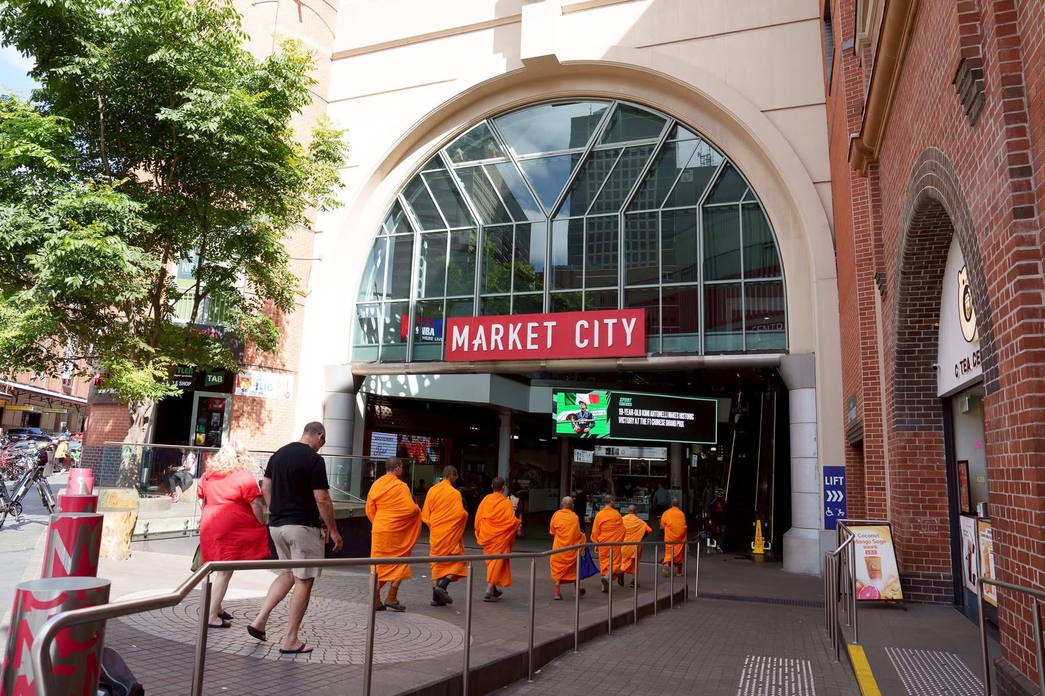 ชาวไทยในต่างแดนและชาวต่างชาติร่วมตักบาตรฟังธรรมกลางนครซิดนีย์ ออสเตรเลีย