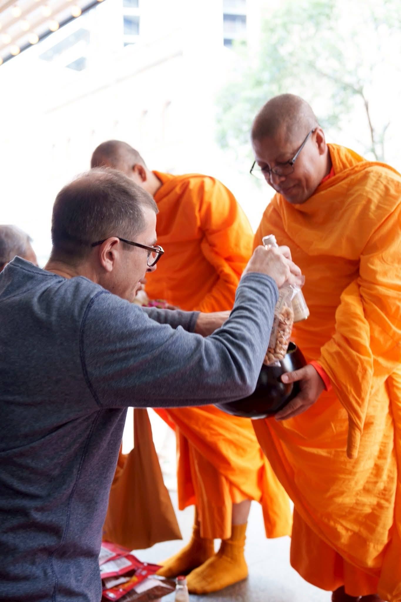 ชาวไทยในต่างแดนและชาวต่างชาติร่วมตักบาตรฟังธรรมกลางนครซิดนีย์ ออสเตรเลีย