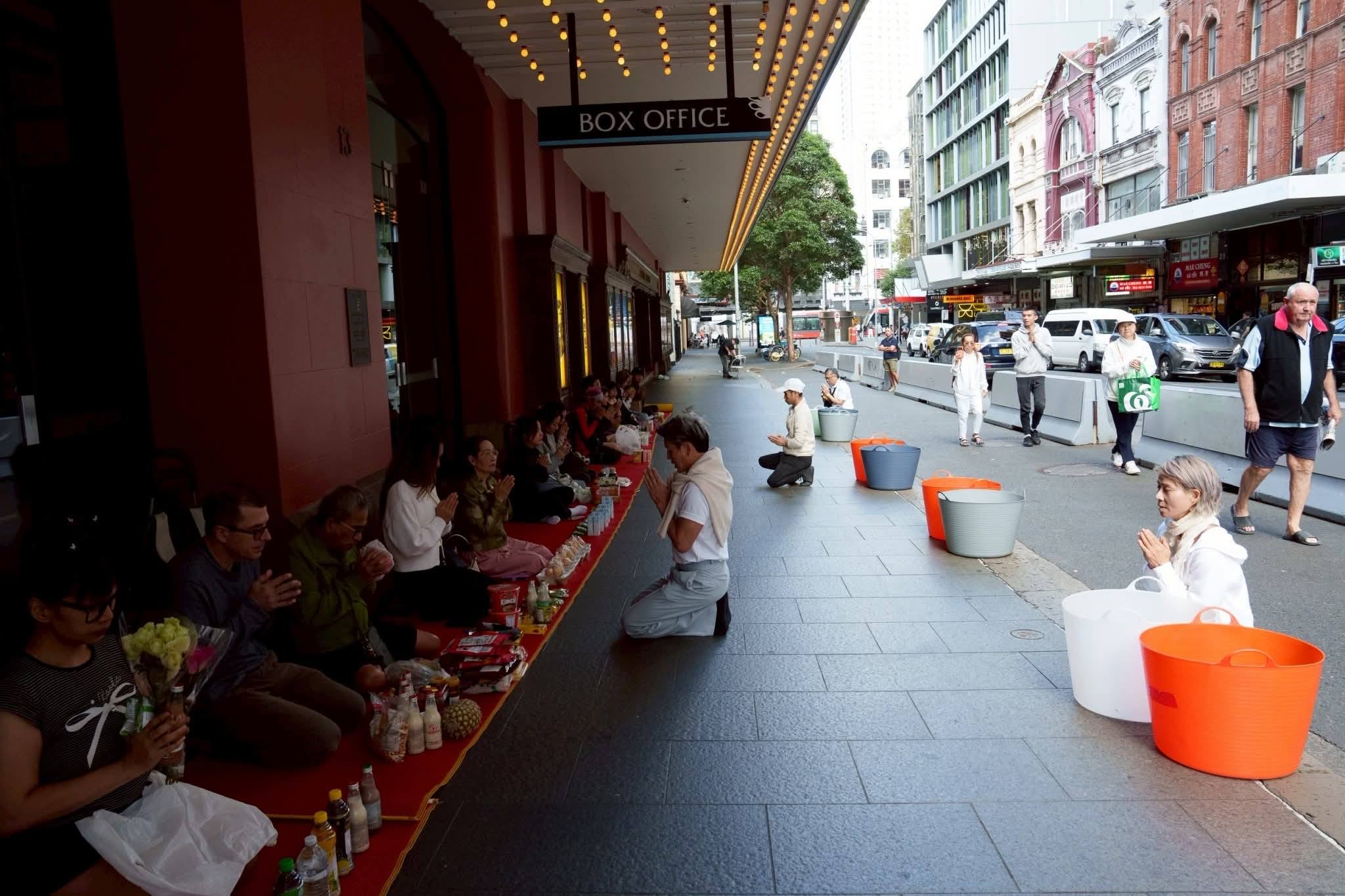 ชาวไทยในต่างแดนและชาวต่างชาติร่วมตักบาตรฟังธรรมกลางนครซิดนีย์ ออสเตรเลีย