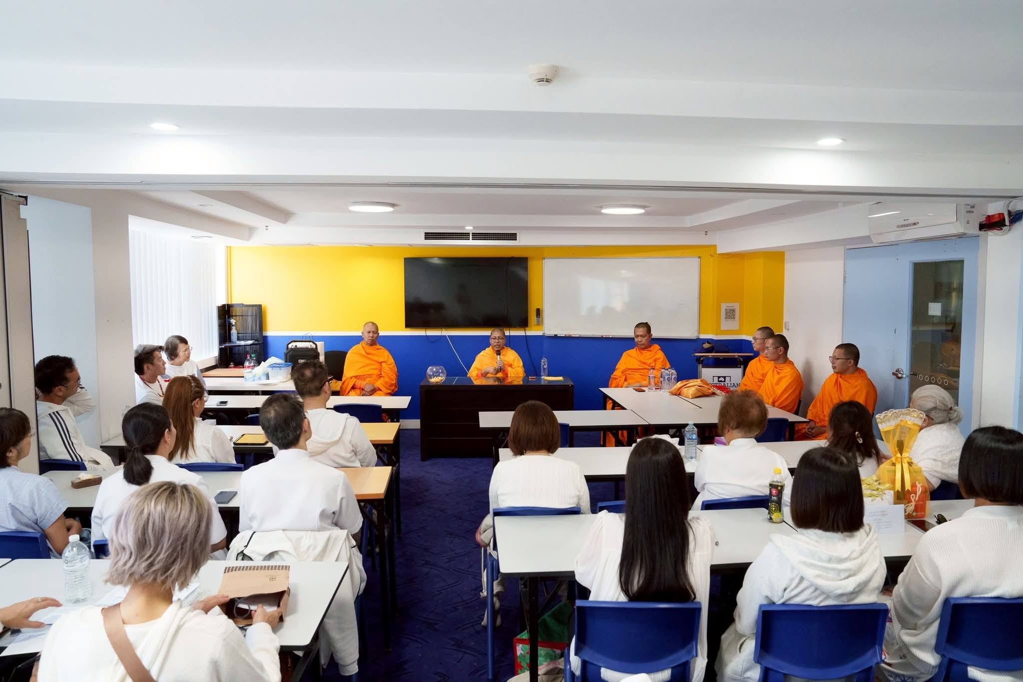 ชาวไทยในต่างแดนและชาวต่างชาติร่วมตักบาตรฟังธรรมกลางนครซิดนีย์ ออสเตรเลีย