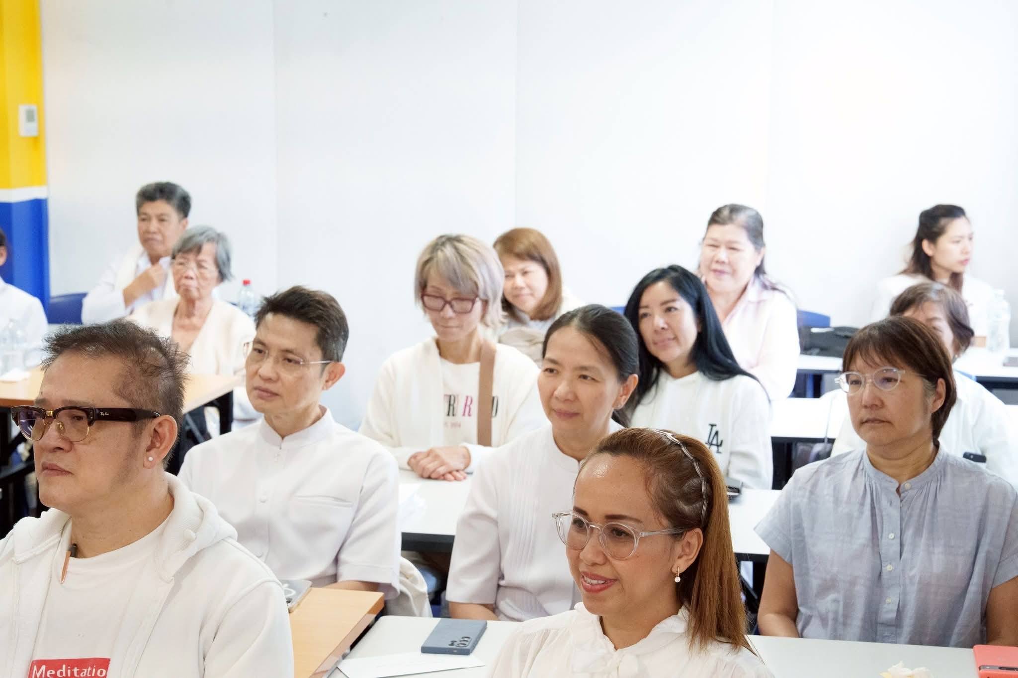 ชาวไทยในต่างแดนและชาวต่างชาติร่วมตักบาตรฟังธรรมกลางนครซิดนีย์ ออสเตรเลีย