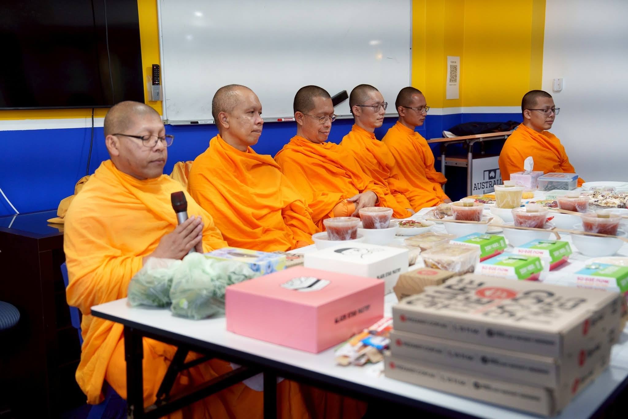 ชาวไทยในต่างแดนและชาวต่างชาติร่วมตักบาตรฟังธรรมกลางนครซิดนีย์ ออสเตรเลีย