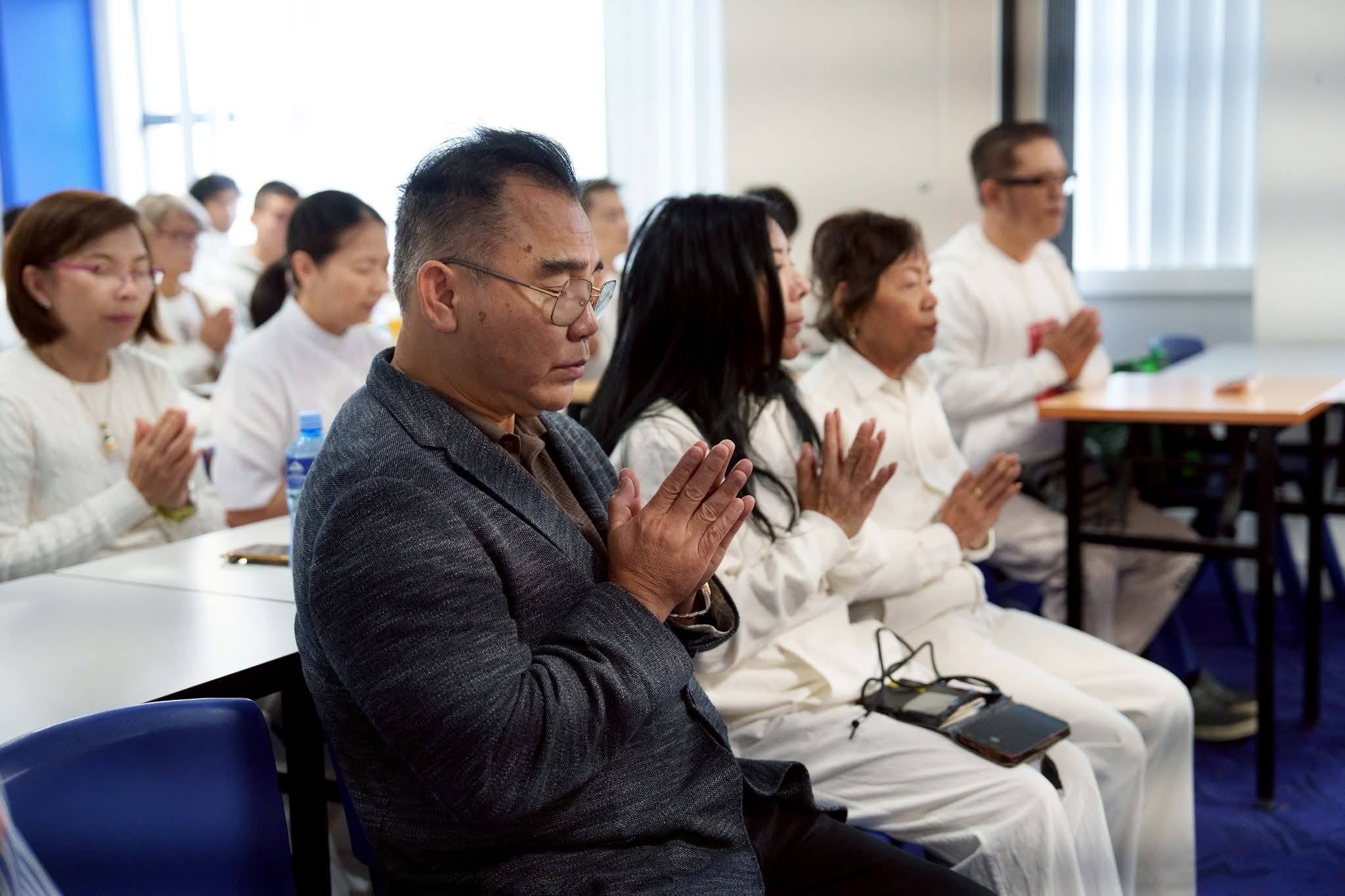 ชาวไทยในต่างแดนและชาวต่างชาติร่วมตักบาตรฟังธรรมกลางนครซิดนีย์ ออสเตรเลีย