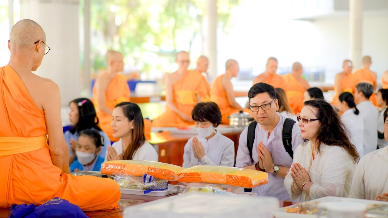 ชาวต่างประเทศ เดินทางมาเยี่ยมชมวัดพระธรรมกาย