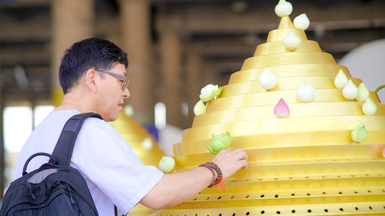 ชาวต่างประเทศ เดินทางมาเยี่ยมชมวัดพระธรรมกาย