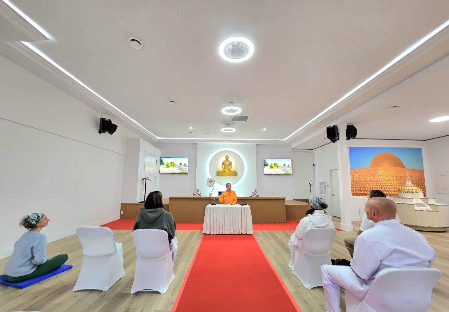 วัดพระธรรมกายแวนคูเวอร์ จัดกิจกรรมฝึกนั่งสมาธิแก่ชาวท้องถิ่น