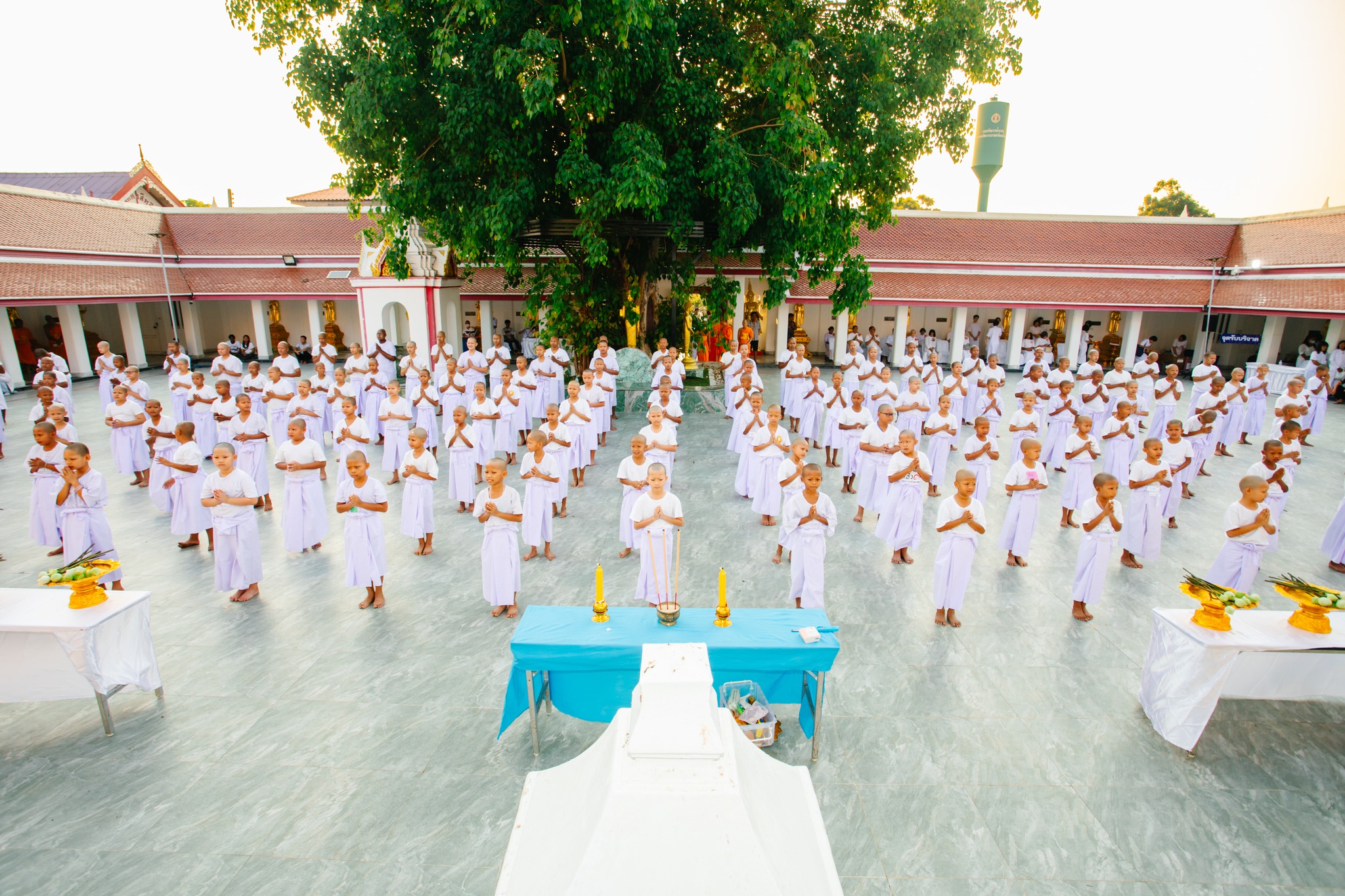 ศูนย์ปฏิบัติธรรมพระมงคลเทพมุนี จัดพิธีขอขมา มอบบาตร ผ้าไตรและพิธีบรรพชาสามเณร