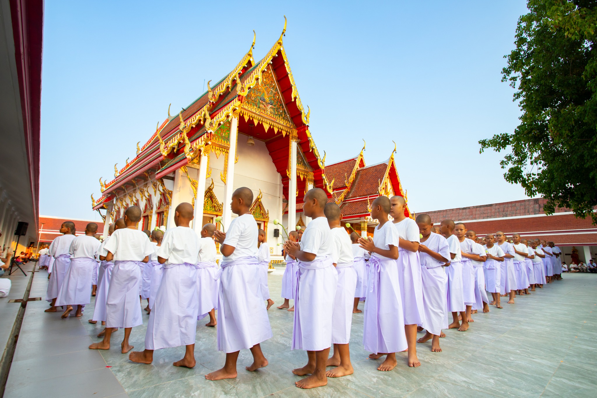 ศูนย์ปฏิบัติธรรมพระมงคลเทพมุนี จัดพิธีขอขมา มอบบาตร ผ้าไตรและพิธีบรรพชาสามเณร