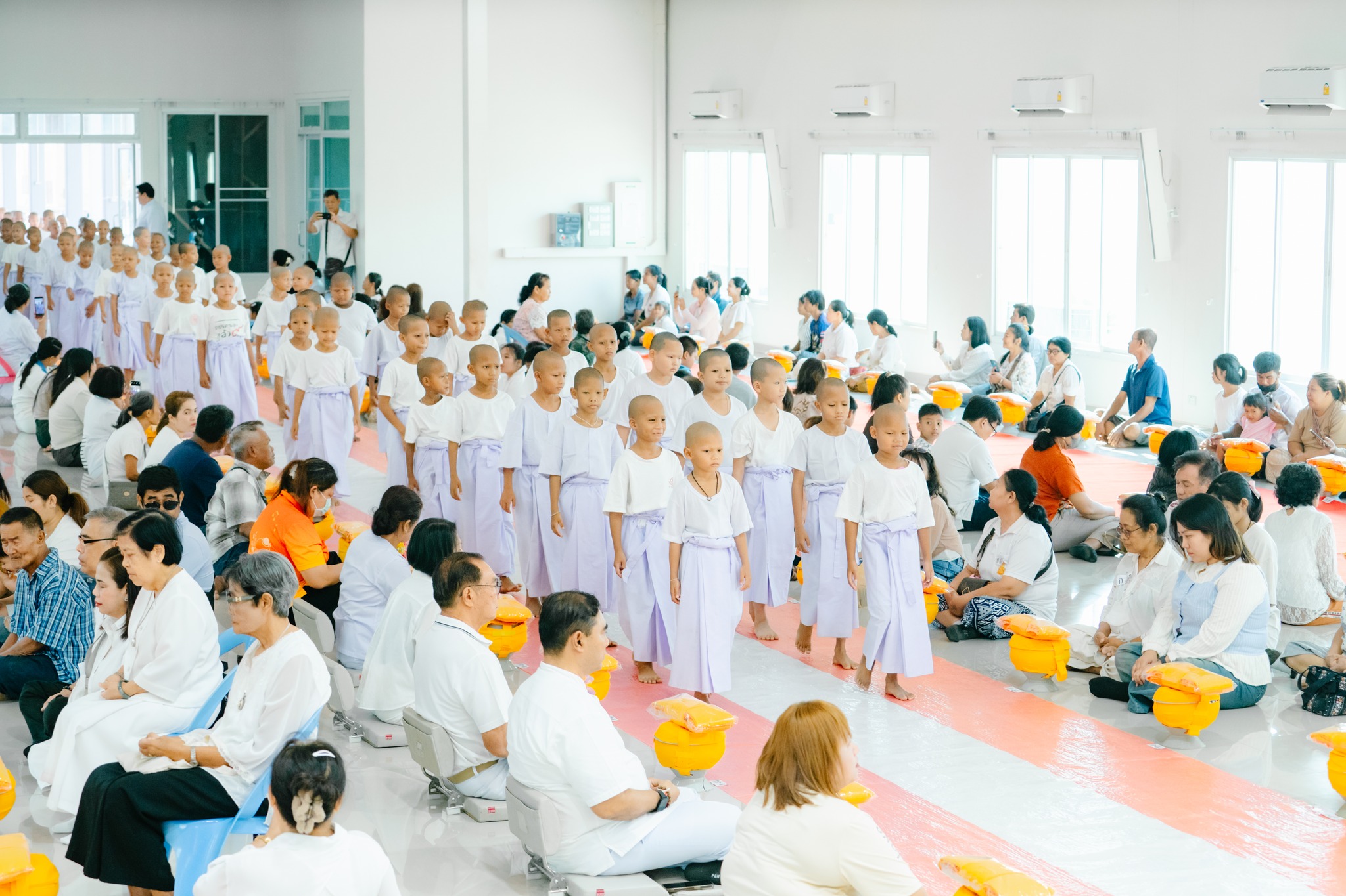 ศูนย์ปฏิบัติธรรมพระมงคลเทพมุนี จัดพิธีขอขมา มอบบาตร ผ้าไตรและพิธีบรรพชาสามเณร