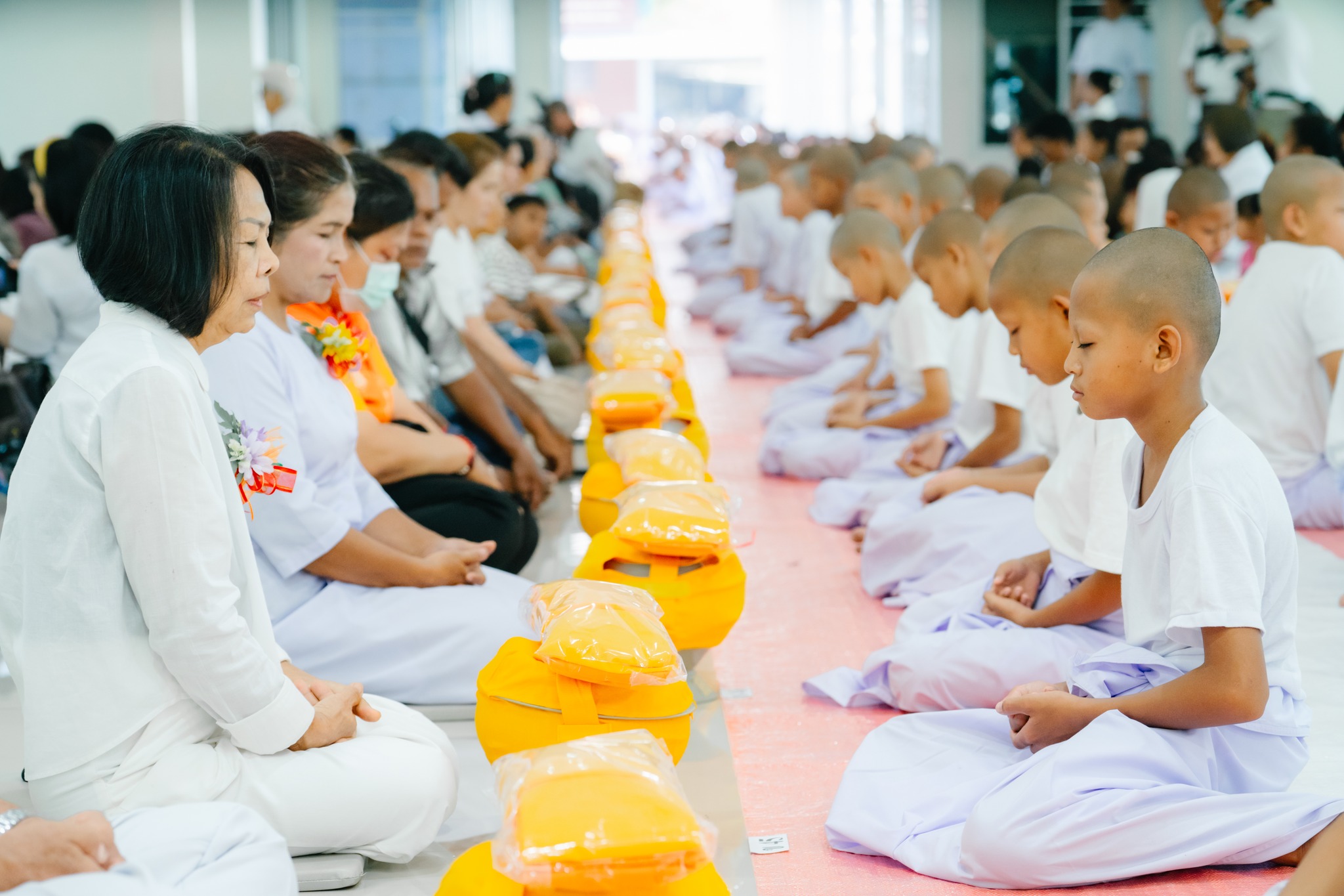 ศูนย์ปฏิบัติธรรมพระมงคลเทพมุนี จัดพิธีขอขมา มอบบาตร ผ้าไตรและพิธีบรรพชาสามเณร