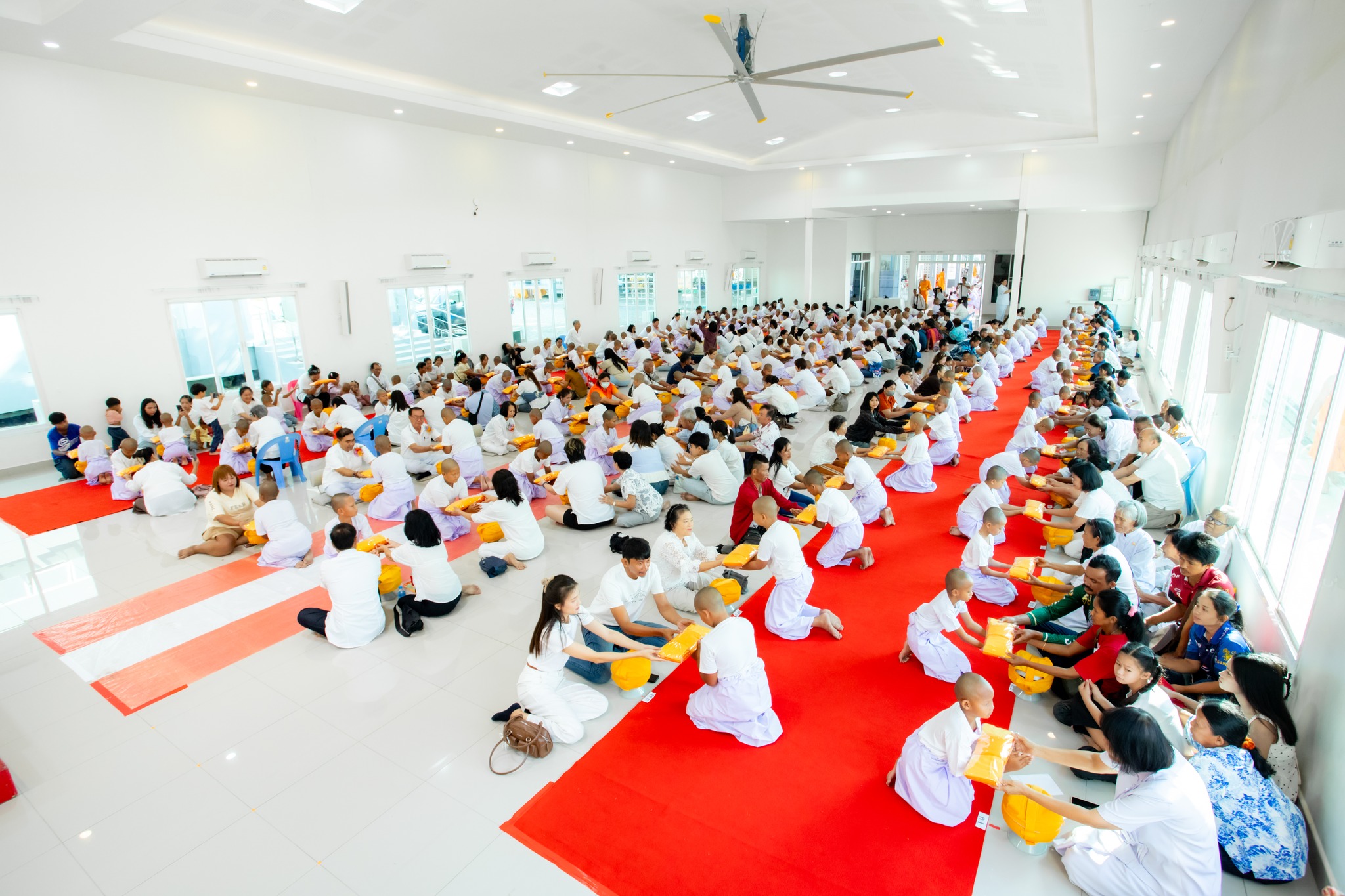 ศูนย์ปฏิบัติธรรมพระมงคลเทพมุนี จัดพิธีขอขมา มอบบาตร ผ้าไตรและพิธีบรรพชาสามเณร