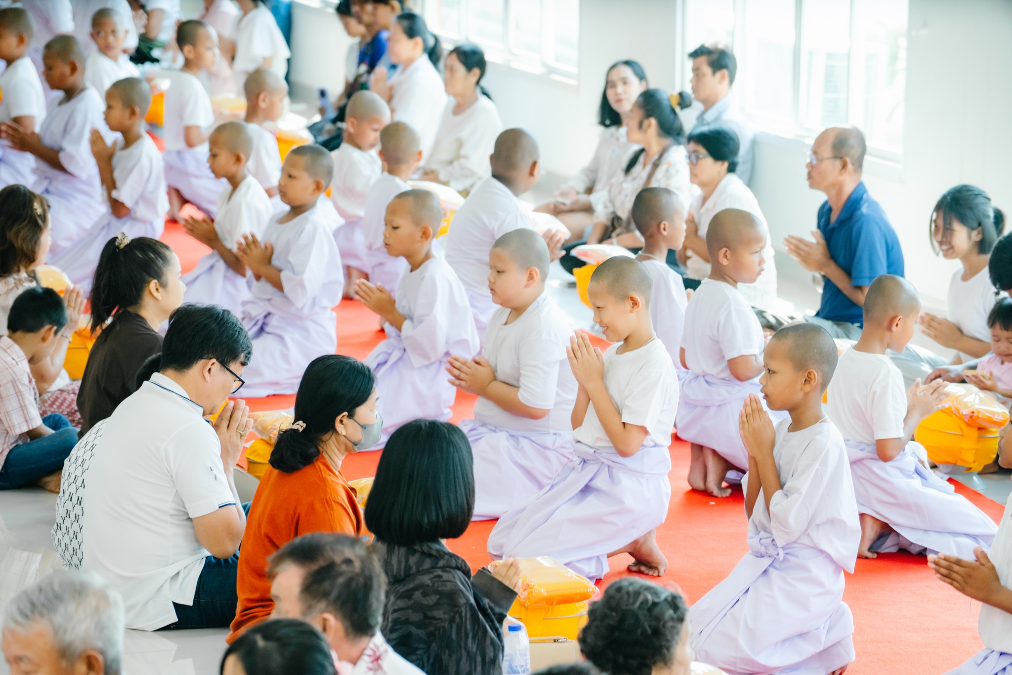 ศูนย์ปฏิบัติธรรมพระมงคลเทพมุนี จัดพิธีขอขมา มอบบาตร ผ้าไตรและพิธีบรรพชาสามเณร