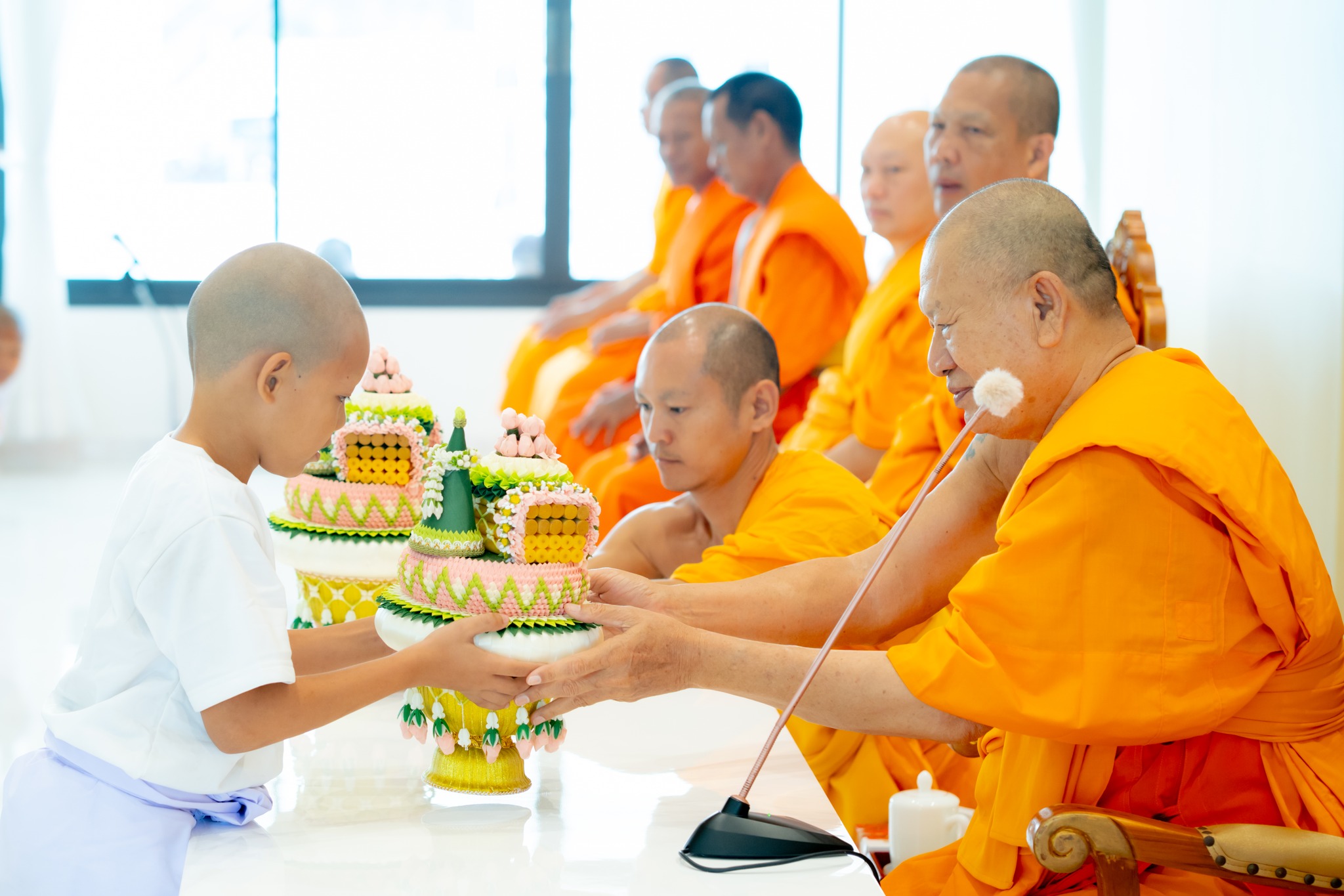 ศูนย์ปฏิบัติธรรมพระมงคลเทพมุนี จัดพิธีขอขมา มอบบาตร ผ้าไตรและพิธีบรรพชาสามเณร