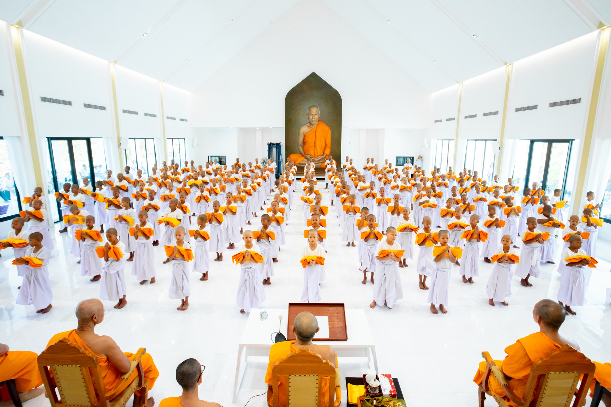 ศูนย์ปฏิบัติธรรมพระมงคลเทพมุนี จัดพิธีขอขมา มอบบาตร ผ้าไตรและพิธีบรรพชาสามเณร