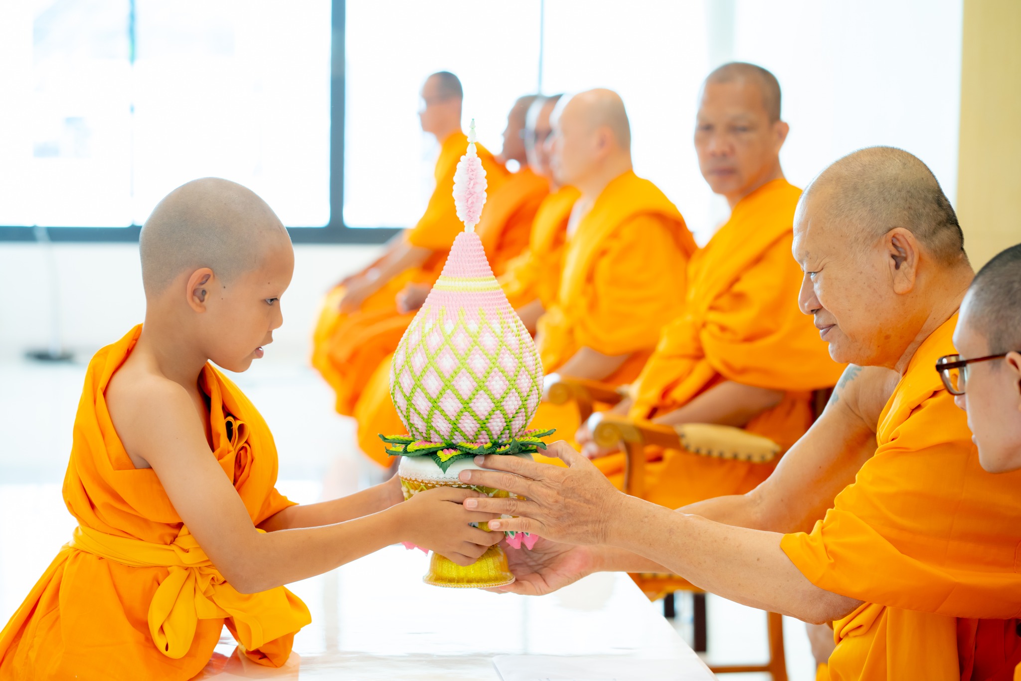 ศูนย์ปฏิบัติธรรมพระมงคลเทพมุนี จัดพิธีขอขมา มอบบาตร ผ้าไตรและพิธีบรรพชาสามเณร