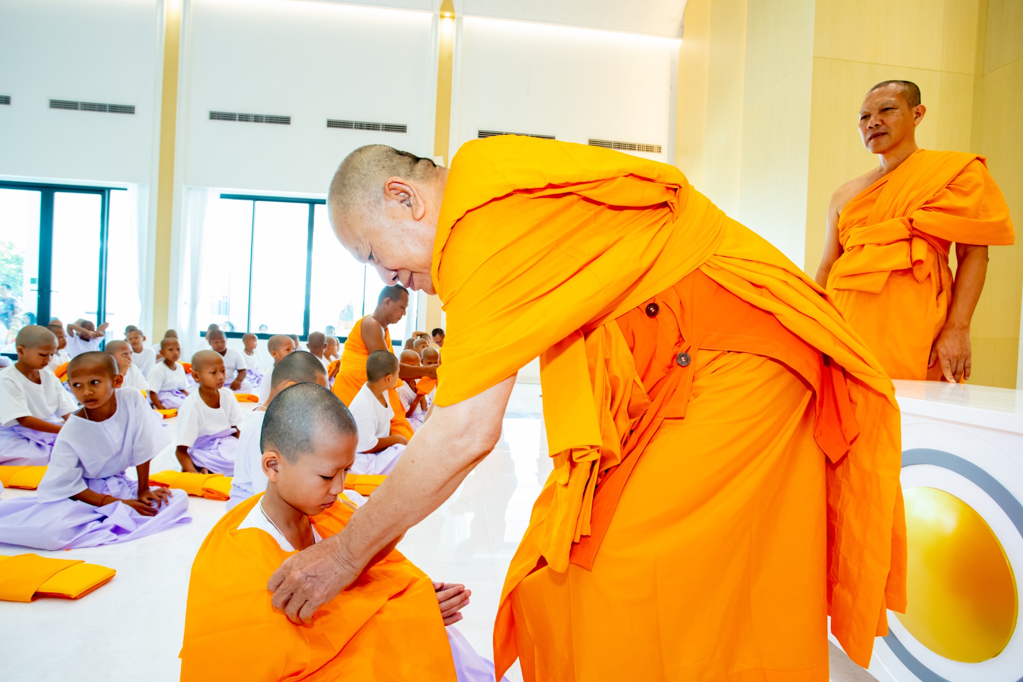 ศูนย์ปฏิบัติธรรมพระมงคลเทพมุนี จัดพิธีขอขมา มอบบาตร ผ้าไตรและพิธีบรรพชาสามเณร