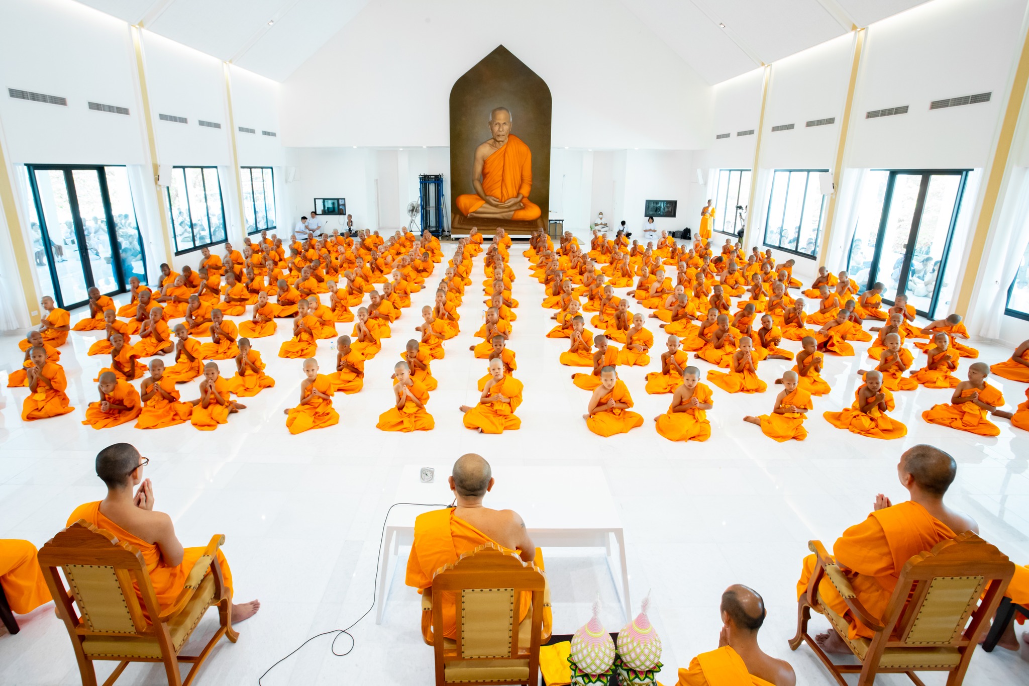 ศูนย์ปฏิบัติธรรมพระมงคลเทพมุนี จัดพิธีขอขมา มอบบาตร ผ้าไตรและพิธีบรรพชาสามเณร