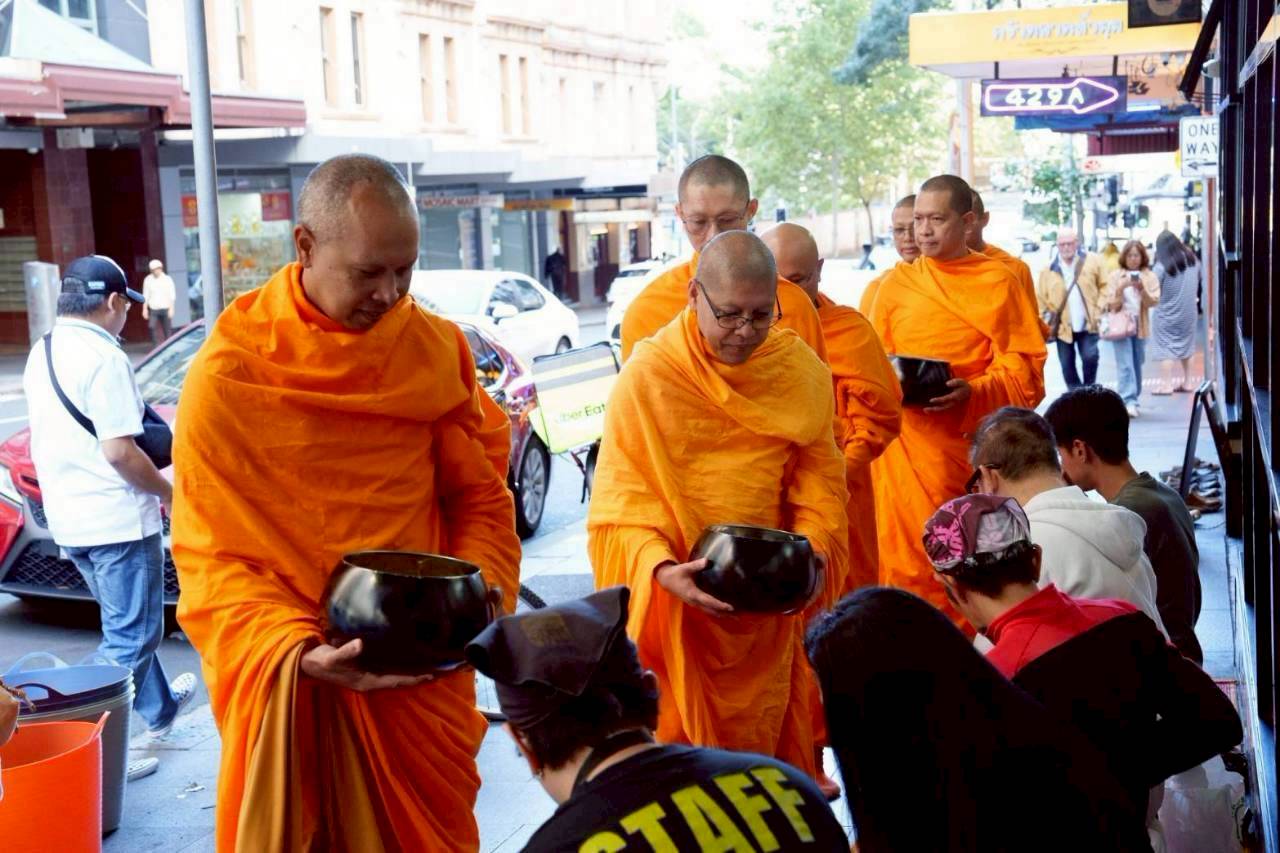 ลูกพระธัมฯ วัดพระธรรมกายซิดนีย์ ร่วมกันตักบาตรแด่คณะสงฆ์ ณ ย่านไทยทาวน์