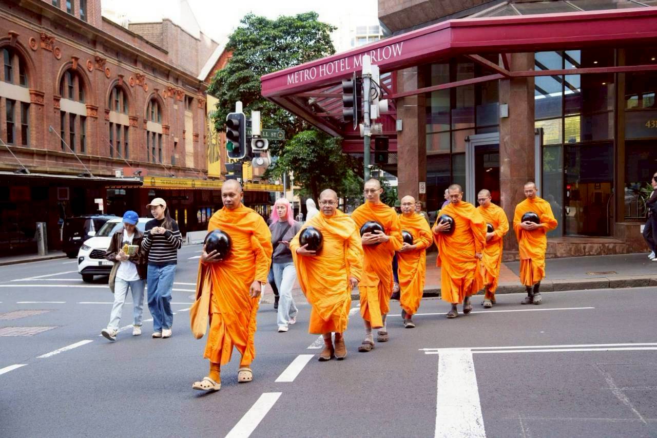 ลูกพระธัมฯ วัดพระธรรมกายซิดนีย์ ร่วมกันตักบาตรแด่คณะสงฆ์ ณ ย่านไทยทาวน์