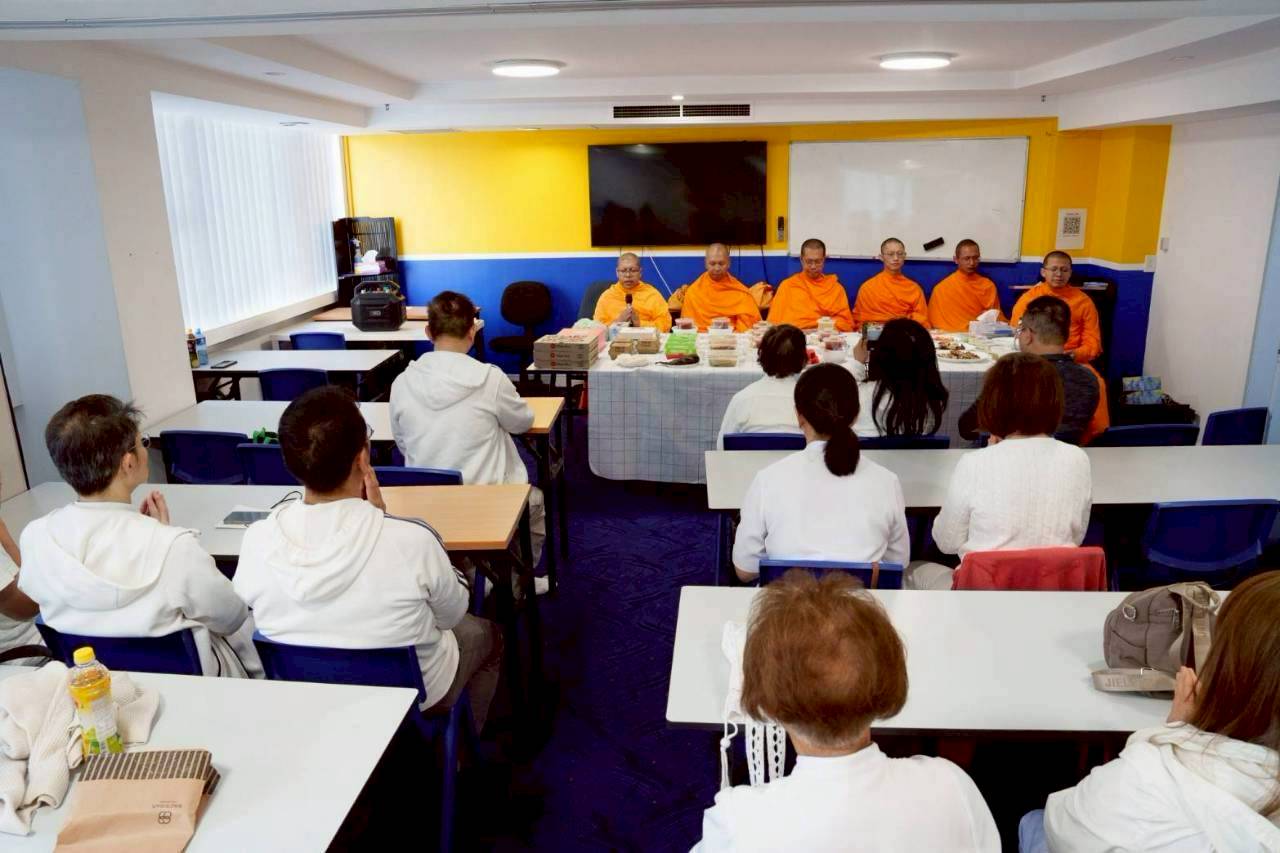 ลูกพระธัมฯ วัดพระธรรมกายซิดนีย์ ร่วมกันตักบาตรแด่คณะสงฆ์ ณ ย่านไทยทาวน์