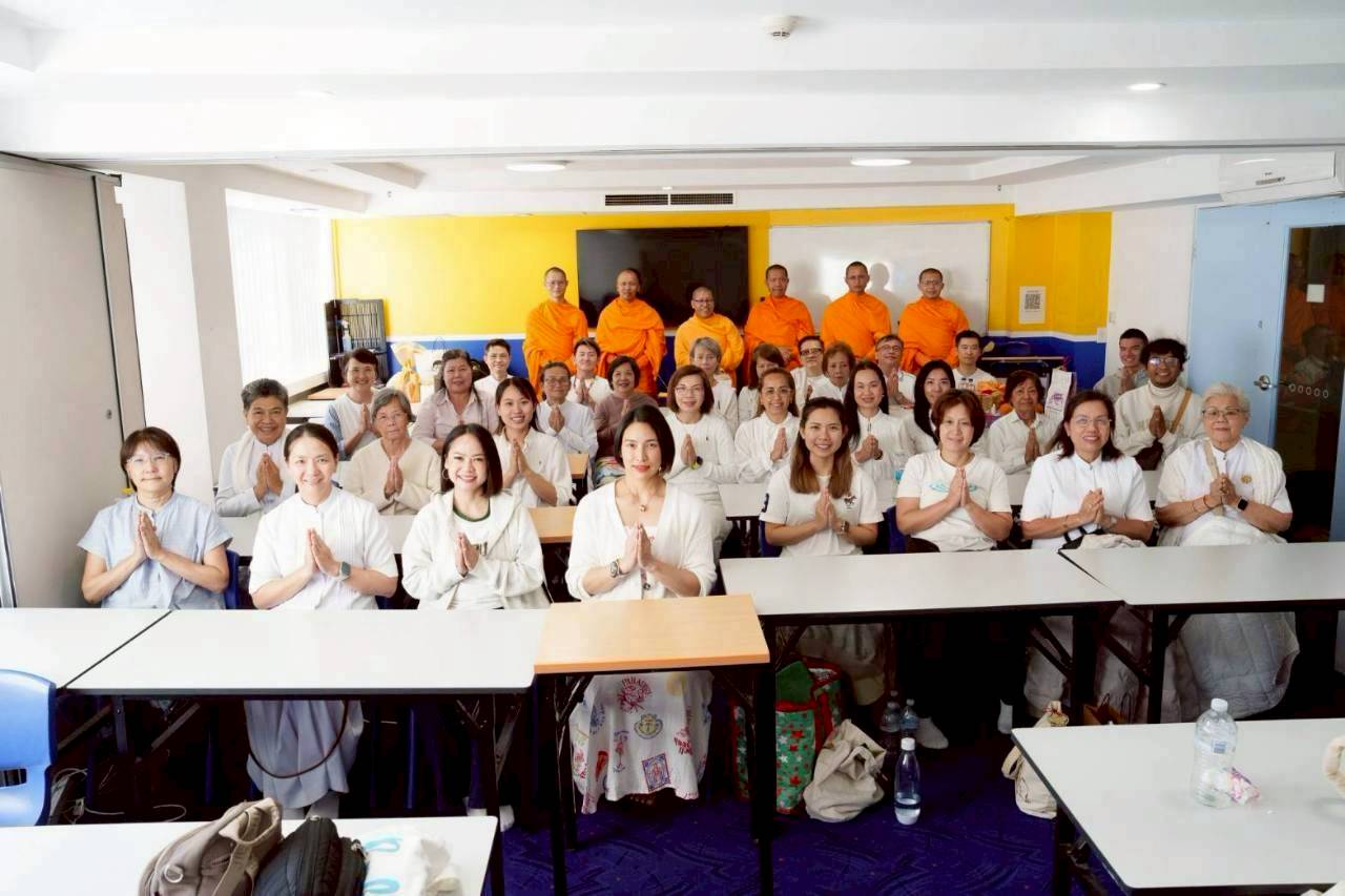 ลูกพระธัมฯ วัดพระธรรมกายซิดนีย์ ร่วมกันตักบาตรแด่คณะสงฆ์ ณ ย่านไทยทาวน์