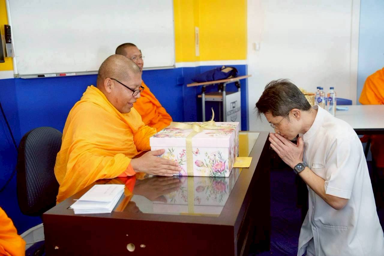 ลูกพระธัมฯ วัดพระธรรมกายซิดนีย์ ร่วมกันตักบาตรแด่คณะสงฆ์ ณ ย่านไทยทาวน์