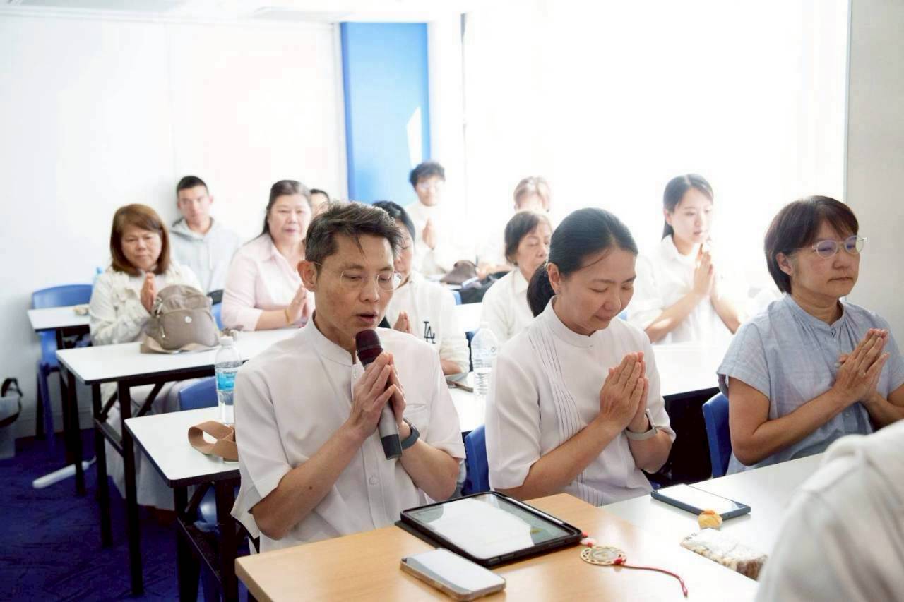 ลูกพระธัมฯ วัดพระธรรมกายซิดนีย์ ร่วมกันตักบาตรแด่คณะสงฆ์ ณ ย่านไทยทาวน์