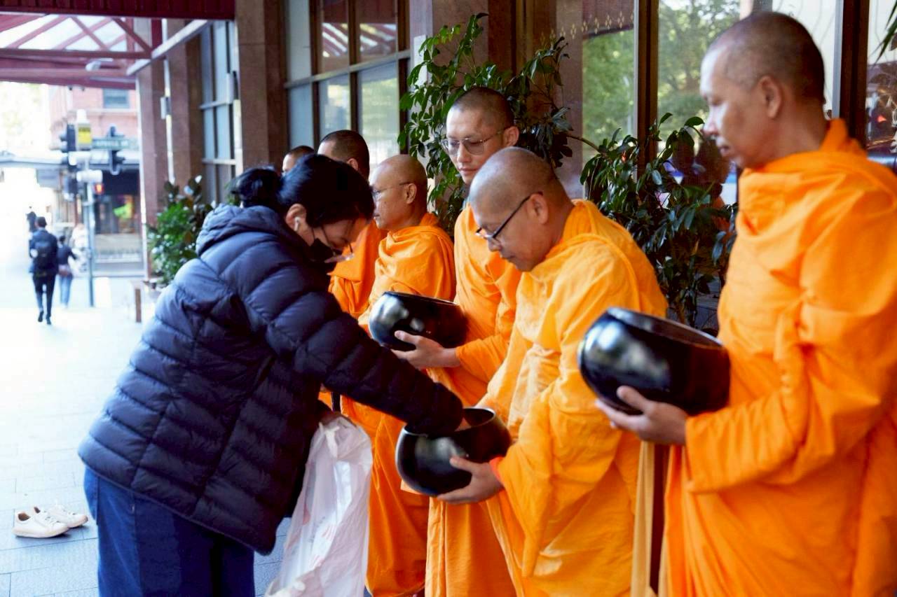 ลูกพระธัมฯ วัดพระธรรมกายซิดนีย์ ร่วมกันตักบาตรแด่คณะสงฆ์ ณ ย่านไทยทาวน์