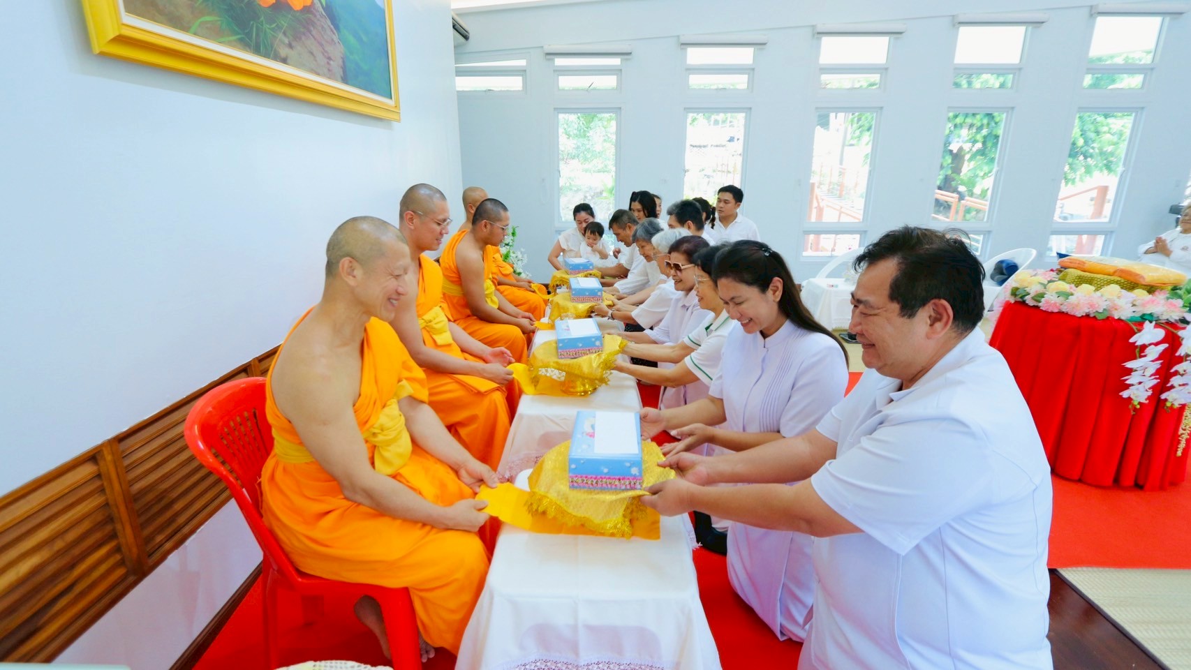 คณะเจ้าภาพร่วมใจทอดผ้าป่าบำรุงศูนย์ปฏิบัติธรรมริมน้ำ จังหวัดกาญจนบุรี