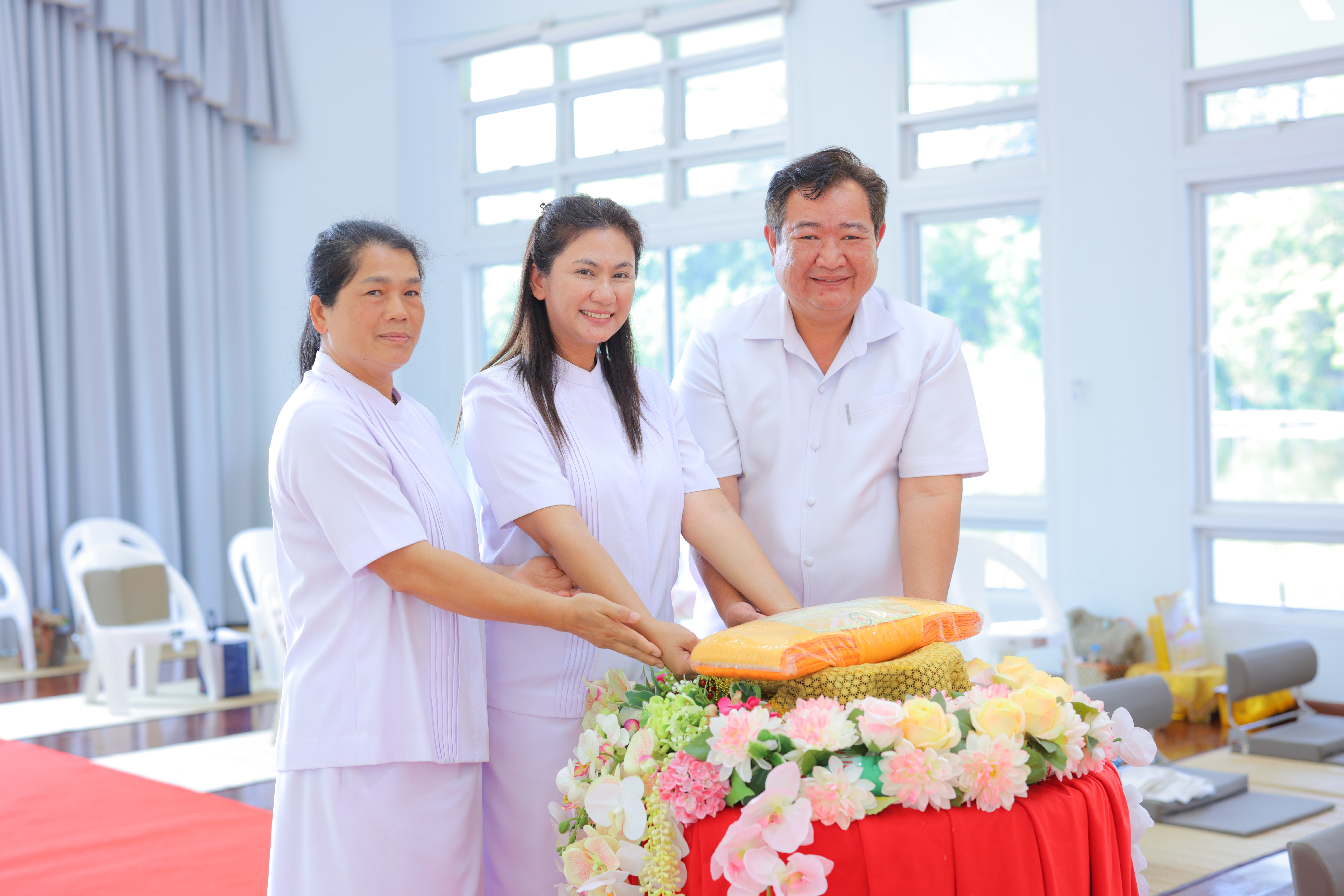 คณะเจ้าภาพร่วมใจทอดผ้าป่าบำรุงศูนย์ปฏิบัติธรรมริมน้ำ จังหวัดกาญจนบุรี