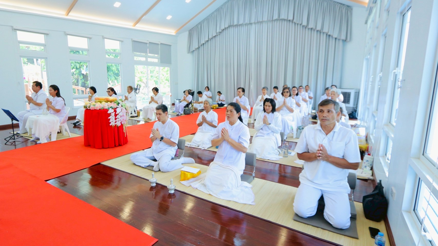 คณะเจ้าภาพร่วมใจทอดผ้าป่าบำรุงศูนย์ปฏิบัติธรรมริมน้ำ จังหวัดกาญจนบุรี