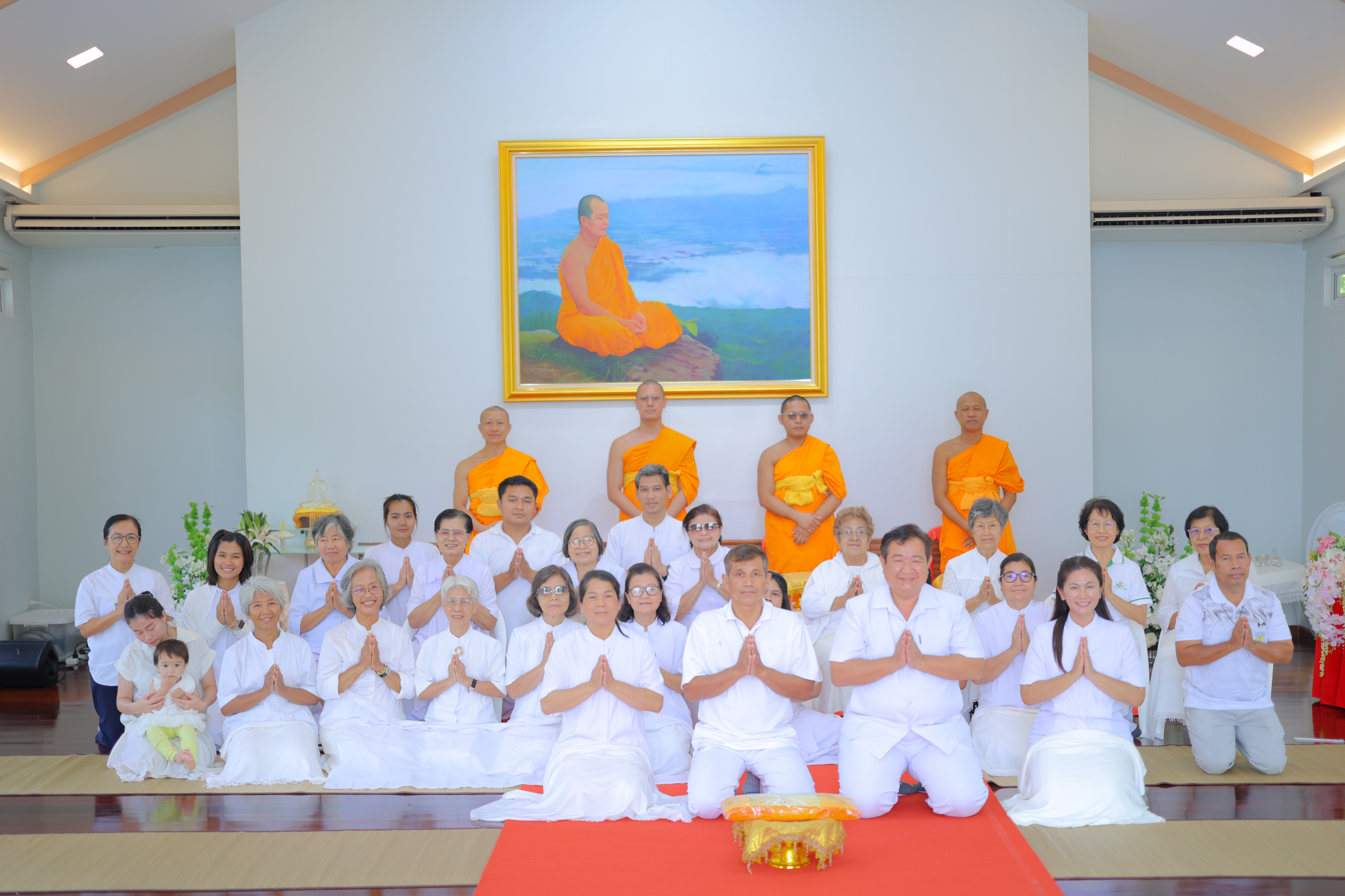 คณะเจ้าภาพร่วมใจทอดผ้าป่าบำรุงศูนย์ปฏิบัติธรรมริมน้ำ จังหวัดกาญจนบุรี