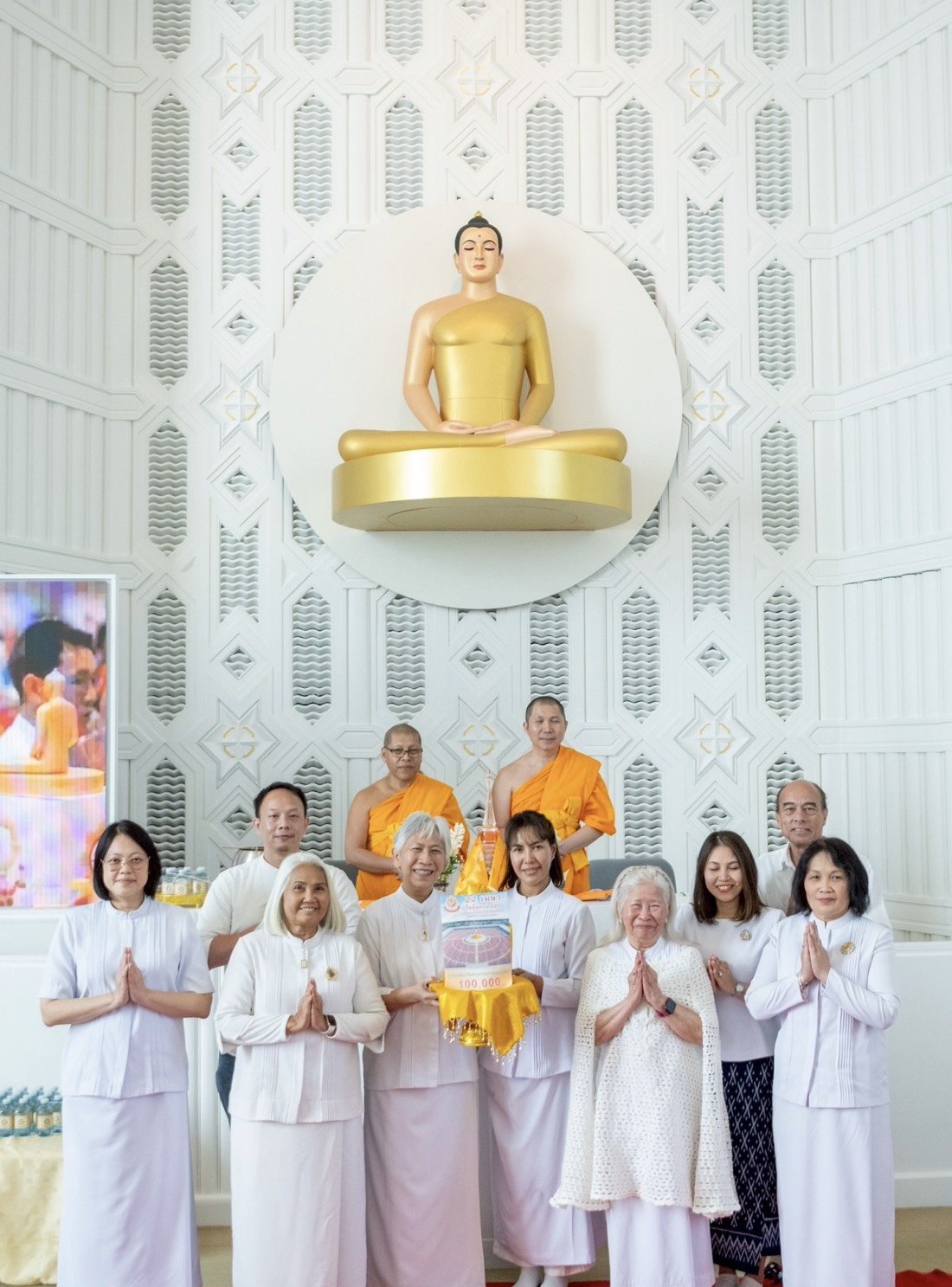 วัดพระธรรมกายเมลเบิร์น จัดพิธีบูชาข้าวพระและสักการะองค์พระธรรมกาย เนื่องในเทศกาลปีใหม่