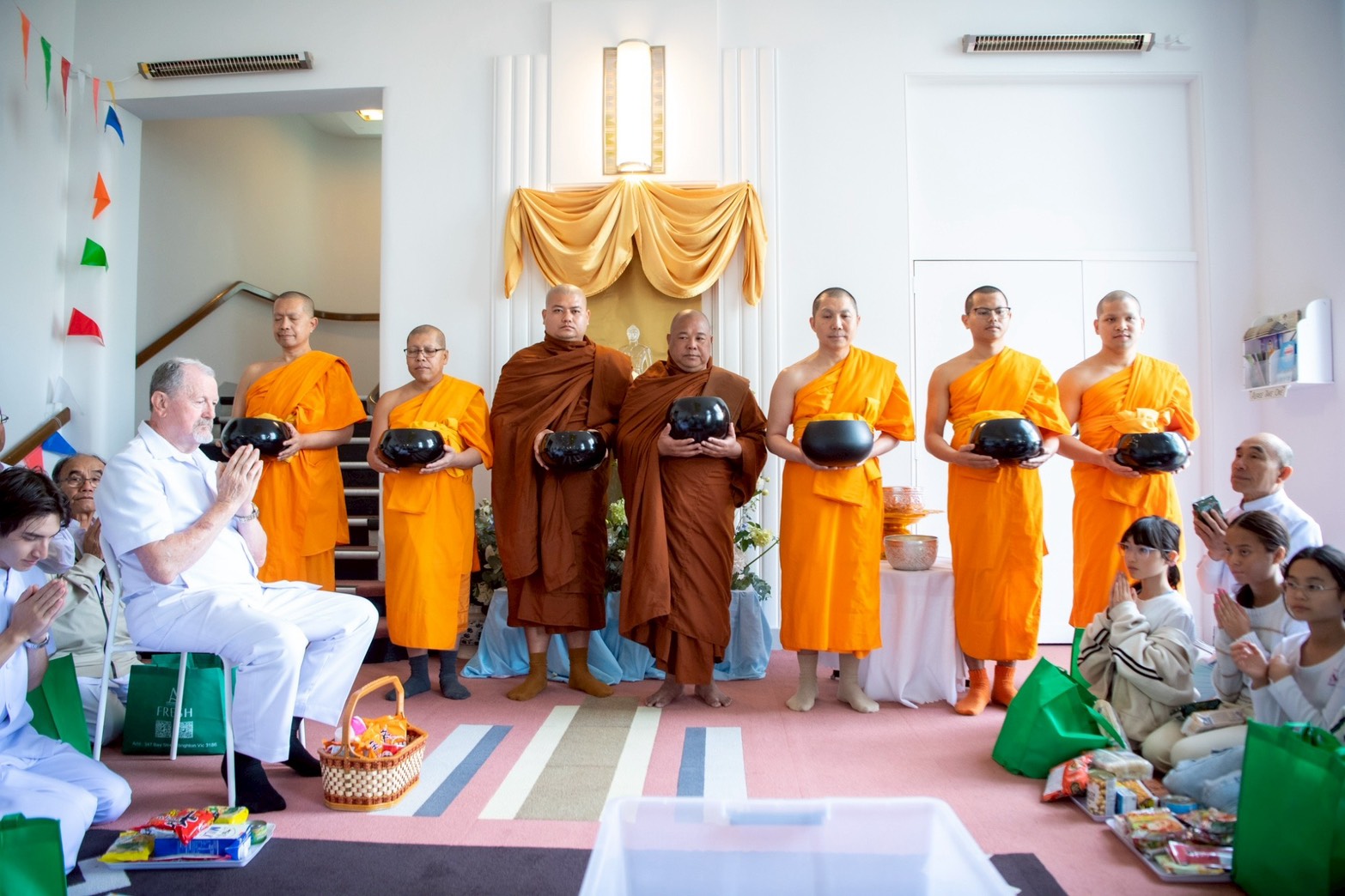 วัดพระธรรมกายเมลเบิร์น จัดพิธีบูชาข้าวพระและสักการะองค์พระธรรมกาย เนื่องในเทศกาลปีใหม่