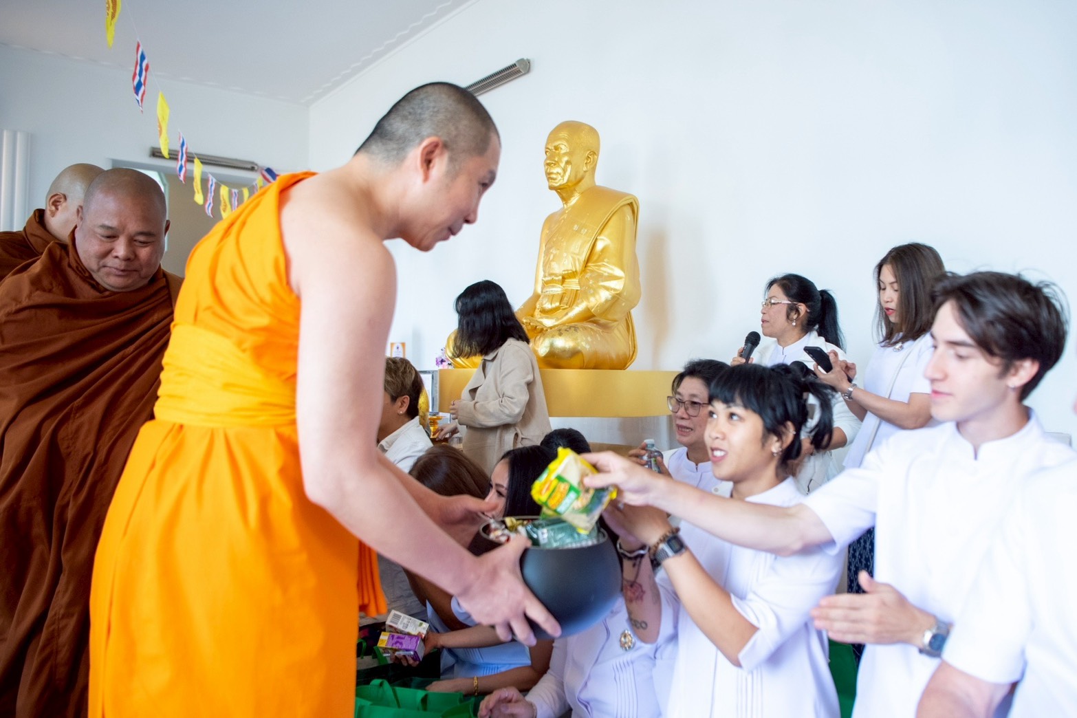วัดพระธรรมกายเมลเบิร์น จัดพิธีบูชาข้าวพระและสักการะองค์พระธรรมกาย เนื่องในเทศกาลปีใหม่