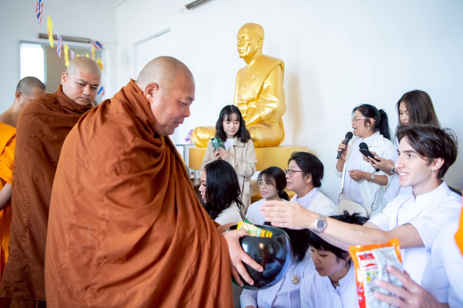 วัดพระธรรมกายเมลเบิร์น จัดพิธีบูชาข้าวพระและสักการะองค์พระธรรมกาย เนื่องในเทศกาลปีใหม่