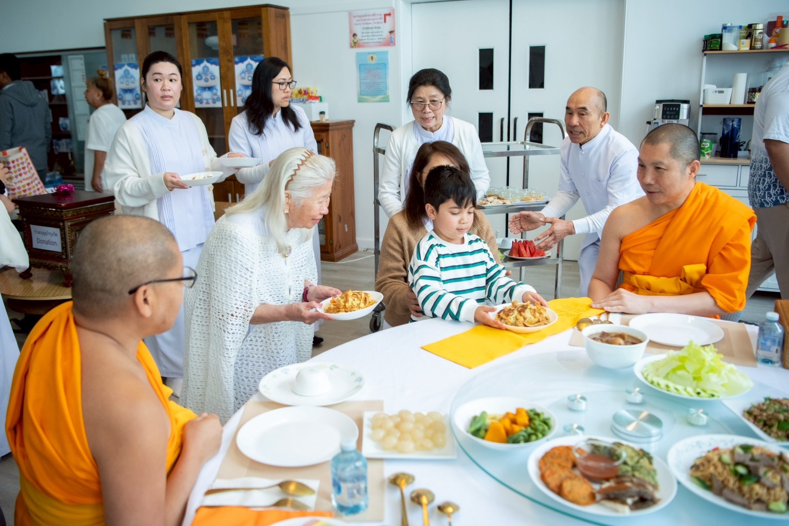วัดพระธรรมกายเมลเบิร์น จัดพิธีบูชาข้าวพระและสักการะองค์พระธรรมกาย เนื่องในเทศกาลปีใหม่