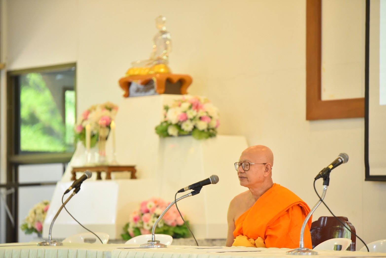 วัดพระธรรมกาย และมูลนิธิธรรมกาย ได้ให้การสนับสนุนสถานที่ สิ่งอำนวยความสะดวก เพื่อรองรับการจัดประชุมของหน่วยงานภาครัฐในพื้นที่