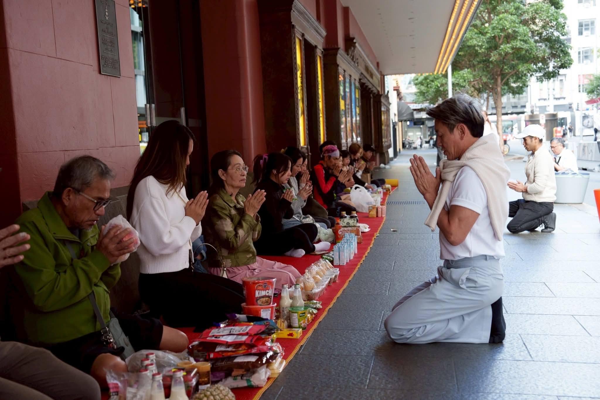 The almsgiving to monastic community in Sydney