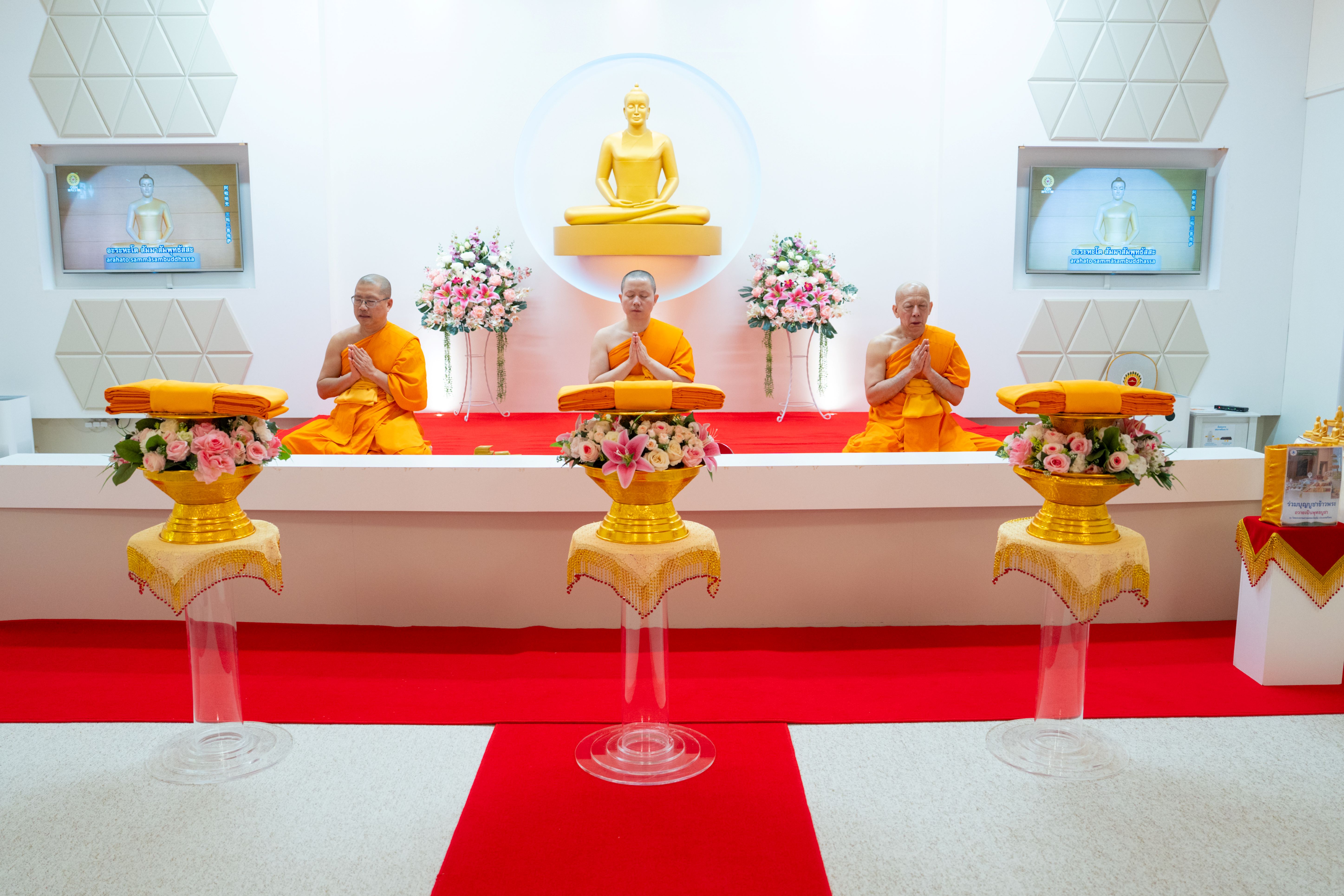 วัดพระธรรมกายสตอกโฮล์ม จัดงานบุญบูชาข้าวพระ
