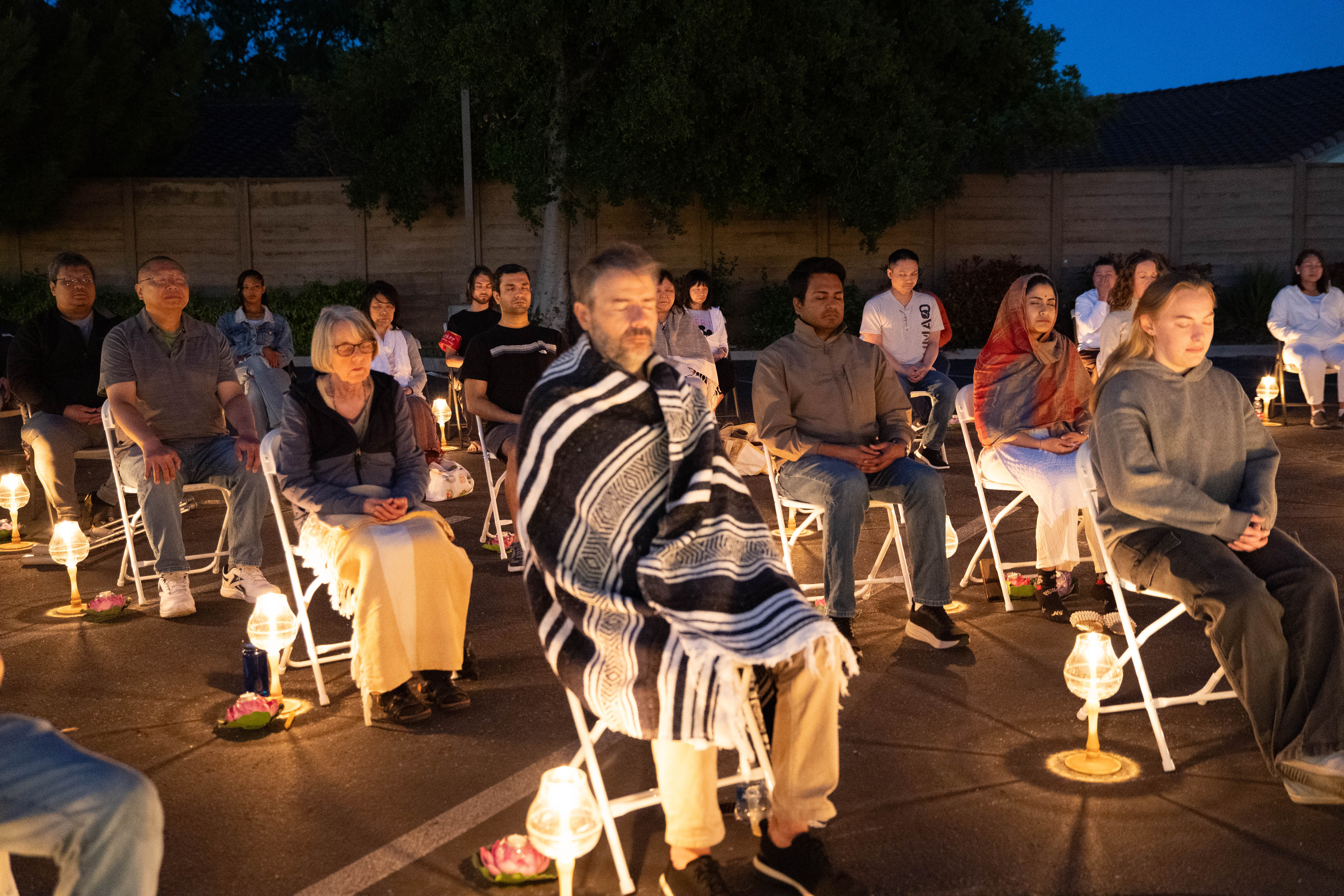 วัดพระธรรมกายซิลิคอลวัลเลย์ จัดกิจกรรม candlelight meditation and vigil
