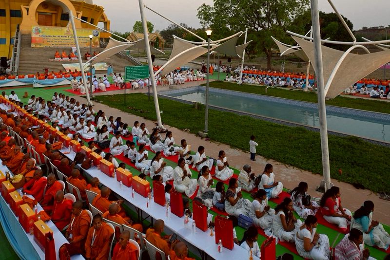 วัดพระธรรมกาย ร่วมกับพุทธสภาแห่งอินเดีย ถวายมหาสังฆทาน 135 วัด รำลึกชาตกาลรัฐบุรุษผู้ฟื้นฟูพุทธศาสนา