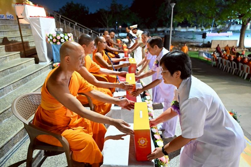 วัดพระธรรมกาย ร่วมกับพุทธสภาแห่งอินเดีย ถวายมหาสังฆทาน 135 วัด รำลึกชาตกาลรัฐบุรุษผู้ฟื้นฟูพุทธศาสนา