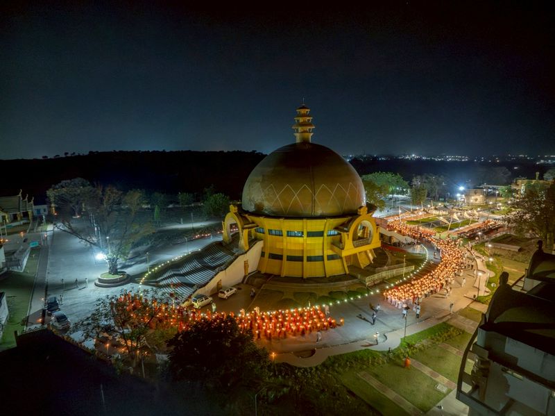 วัดพระธรรมกาย ร่วมกับพุทธสภาแห่งอินเดีย ถวายมหาสังฆทาน 135 วัด รำลึกชาตกาลรัฐบุรุษผู้ฟื้นฟูพุทธศาสนา