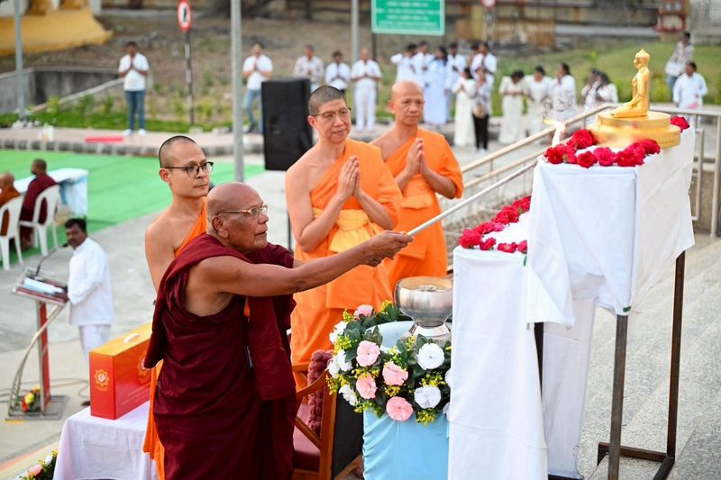 วัดพระธรรมกาย ร่วมกับพุทธสภาแห่งอินเดีย ถวายมหาสังฆทาน 135 วัด รำลึกชาตกาลรัฐบุรุษผู้ฟื้นฟูพุทธศาสนา