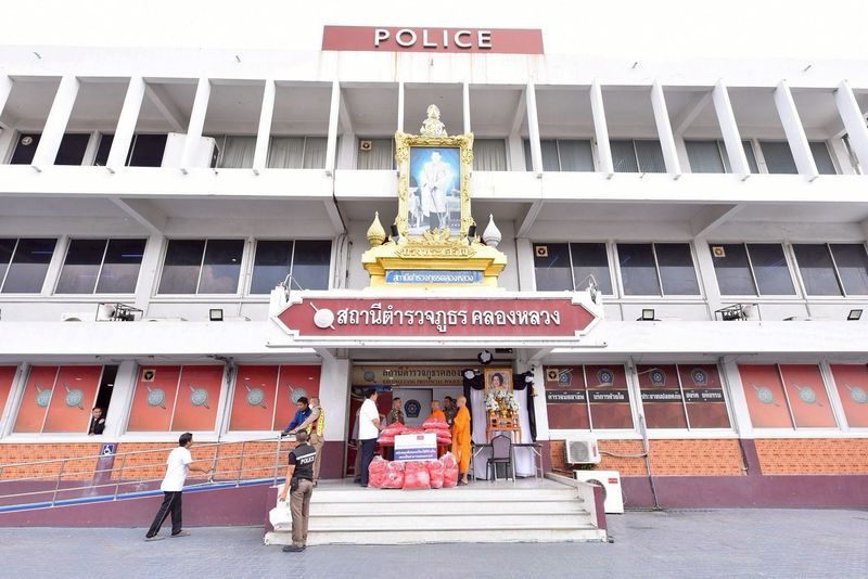 วัดพระธรรมกาย มูลนิธิธรรมกาย และคณะศิษยานุศิษย์ฯ ผนึกกำลัง สภาคลองหลวง มอบถุงยังชีพช่วยเหลือประชาชน