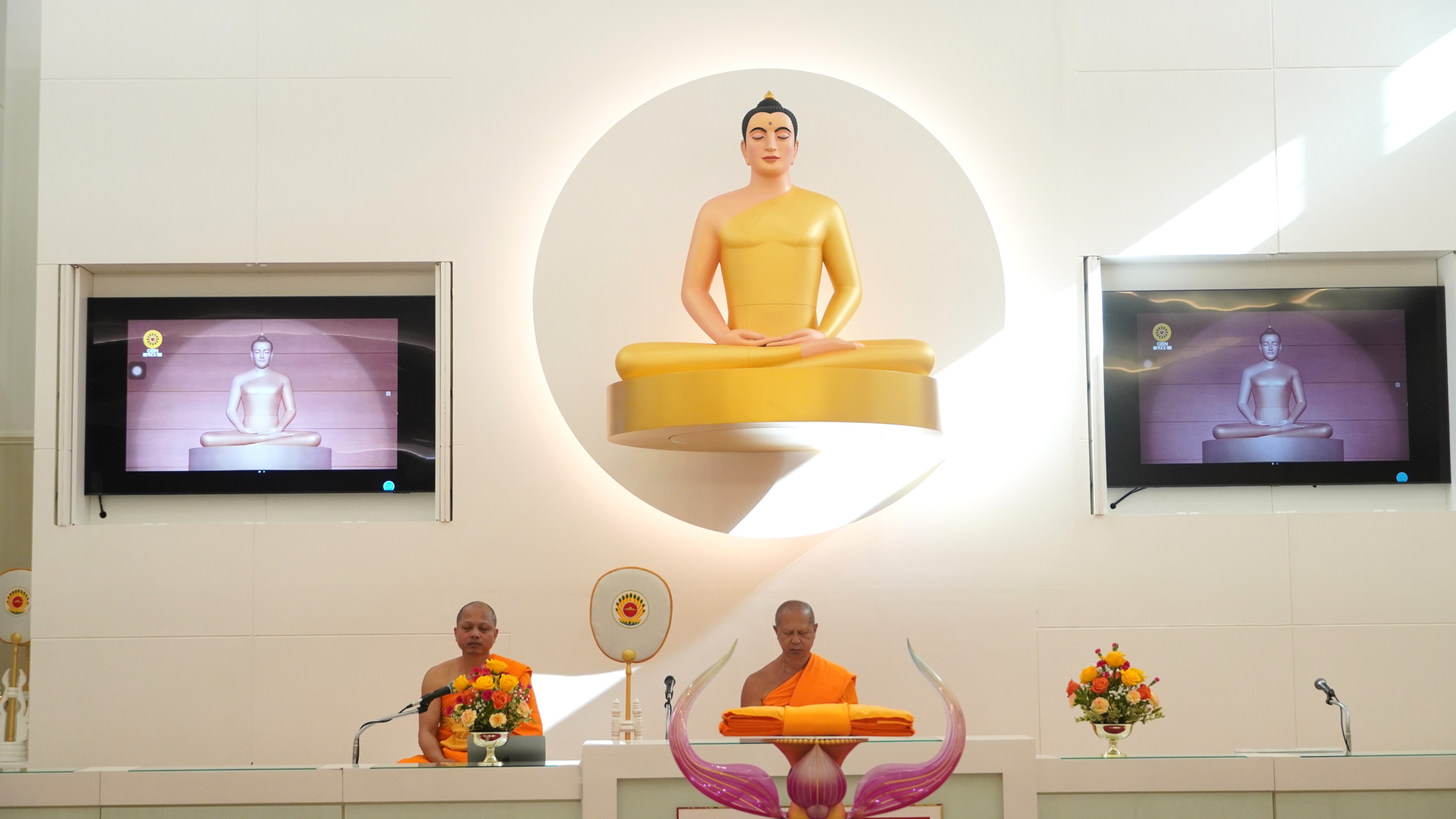 วัดพระธรรมกายฟลอริดา จัดพิธีทอดผ้าป่าบำรุงวัด