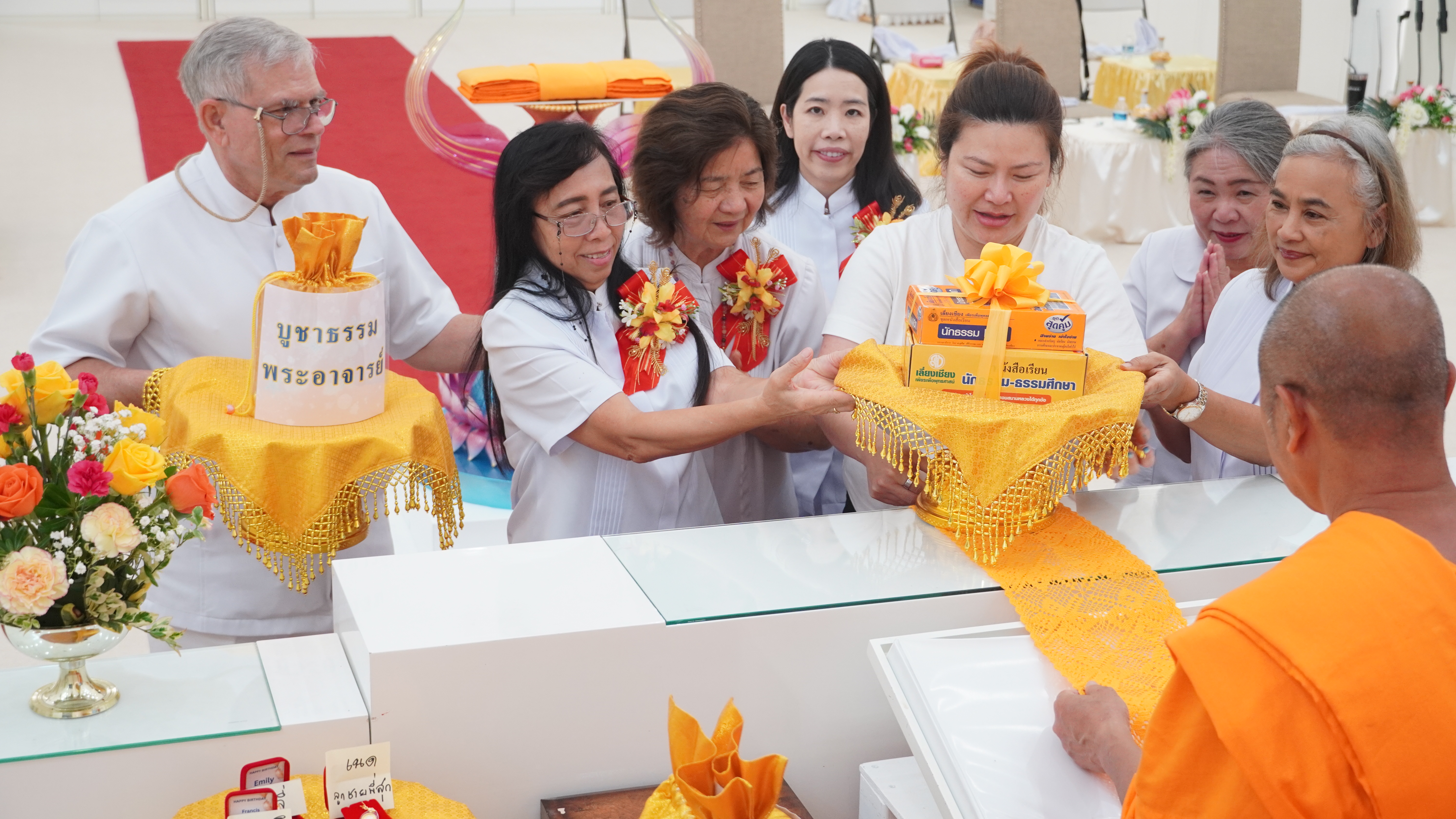 วัดพระธรรมกายฟลอริดา จัดพิธีทอดผ้าป่าบำรุงวัด