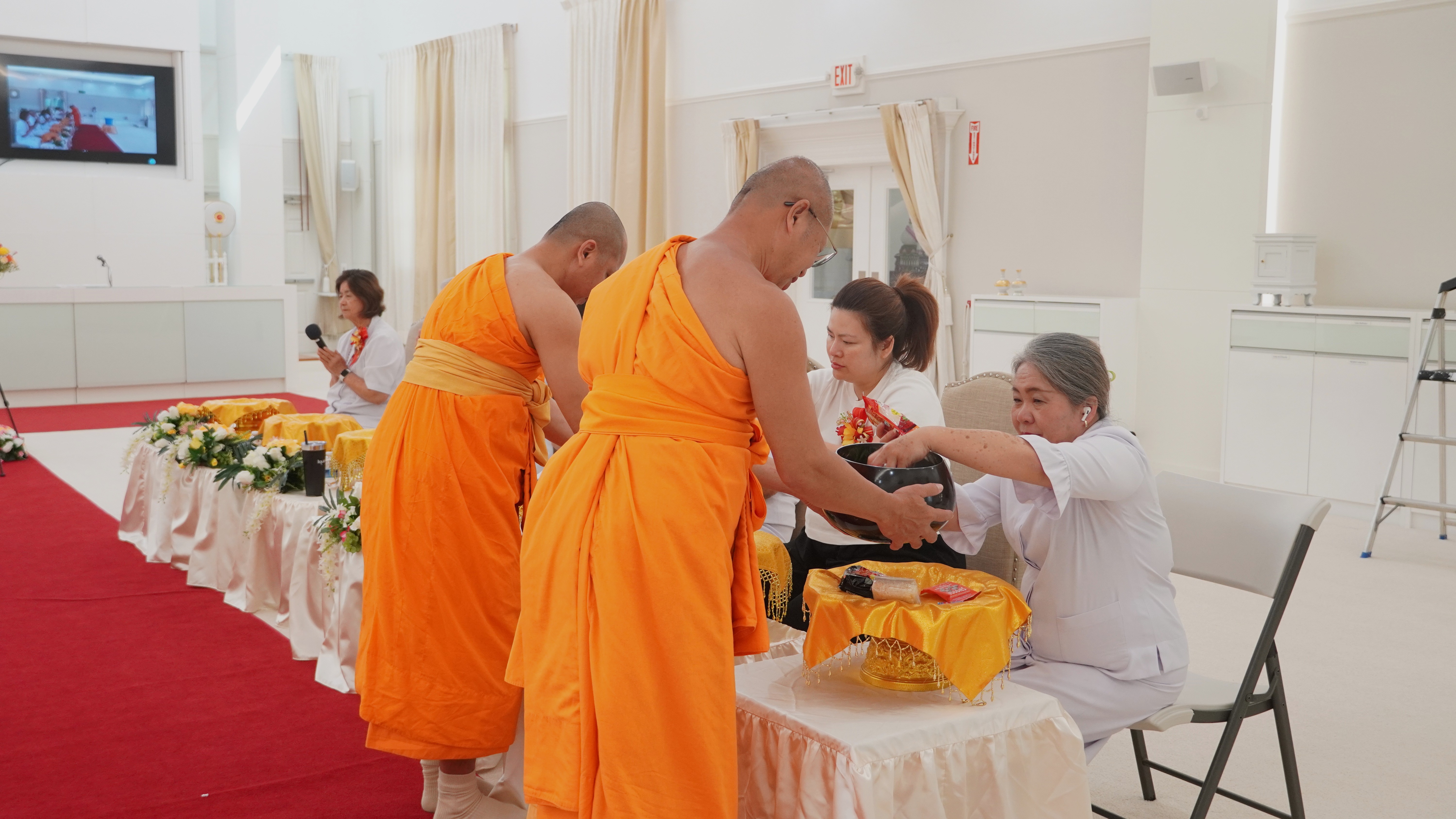 วัดพระธรรมกายฟลอริดา จัดพิธีทอดผ้าป่าบำรุงวัด