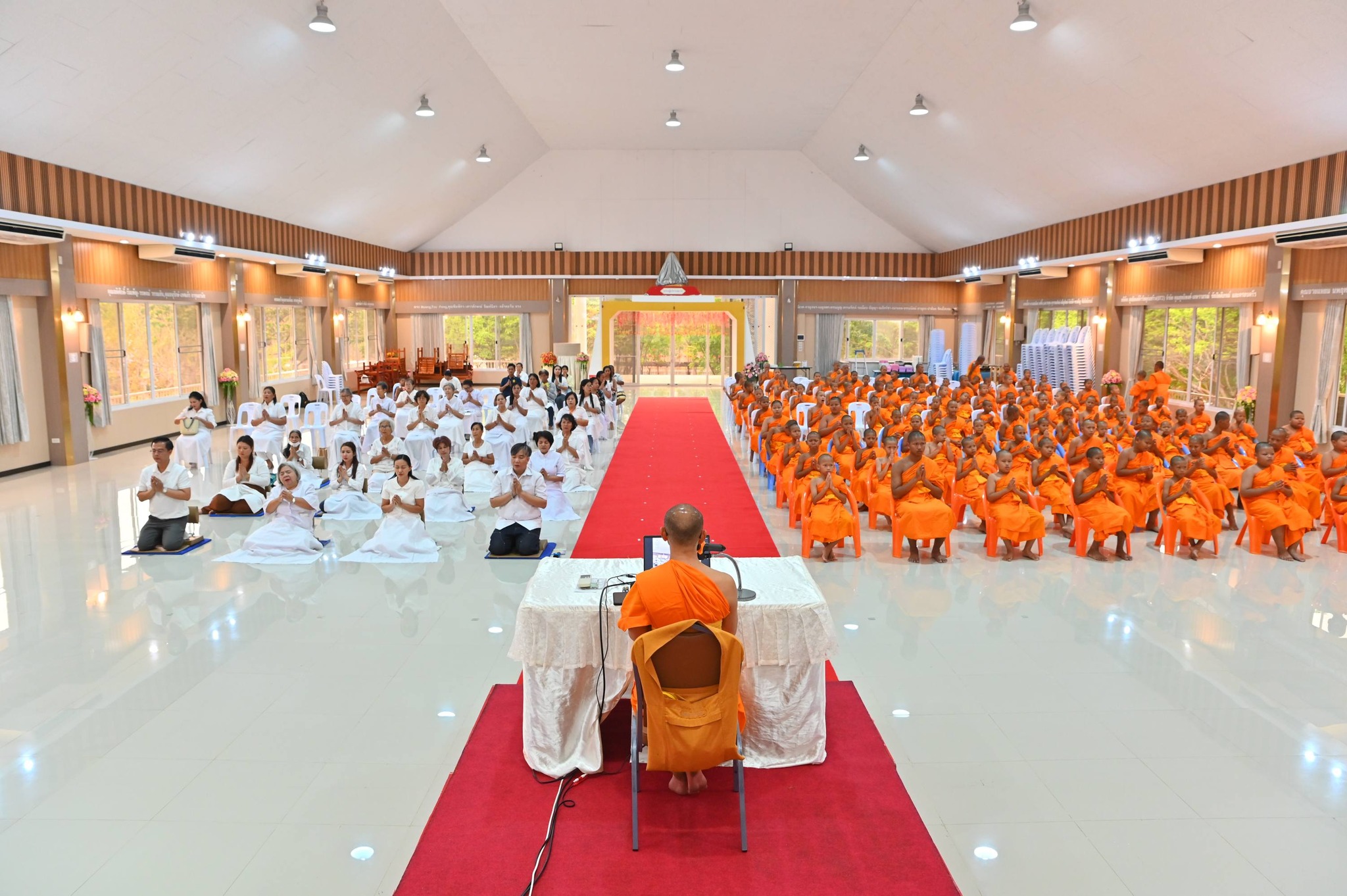 ศูนย์ปฏิบัติธรรมพนมสารคาม จัดปฏิบัติธรรมประจำสัปดาห์โครงการหมู่บ้านรักษาศีล 5
